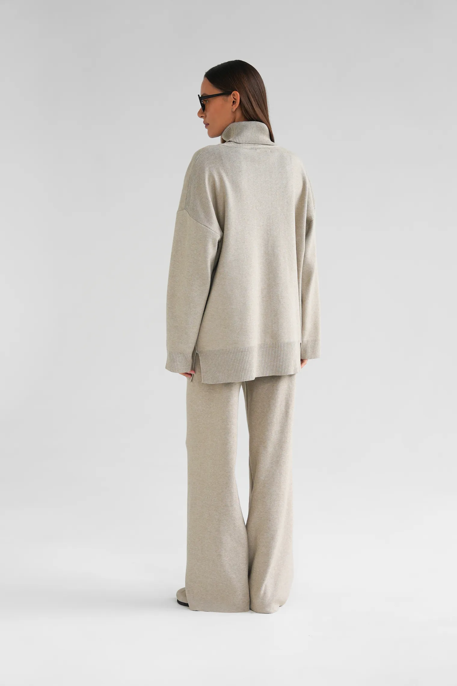 Комплект: джемпер, брюки бежевого цвета фото 4