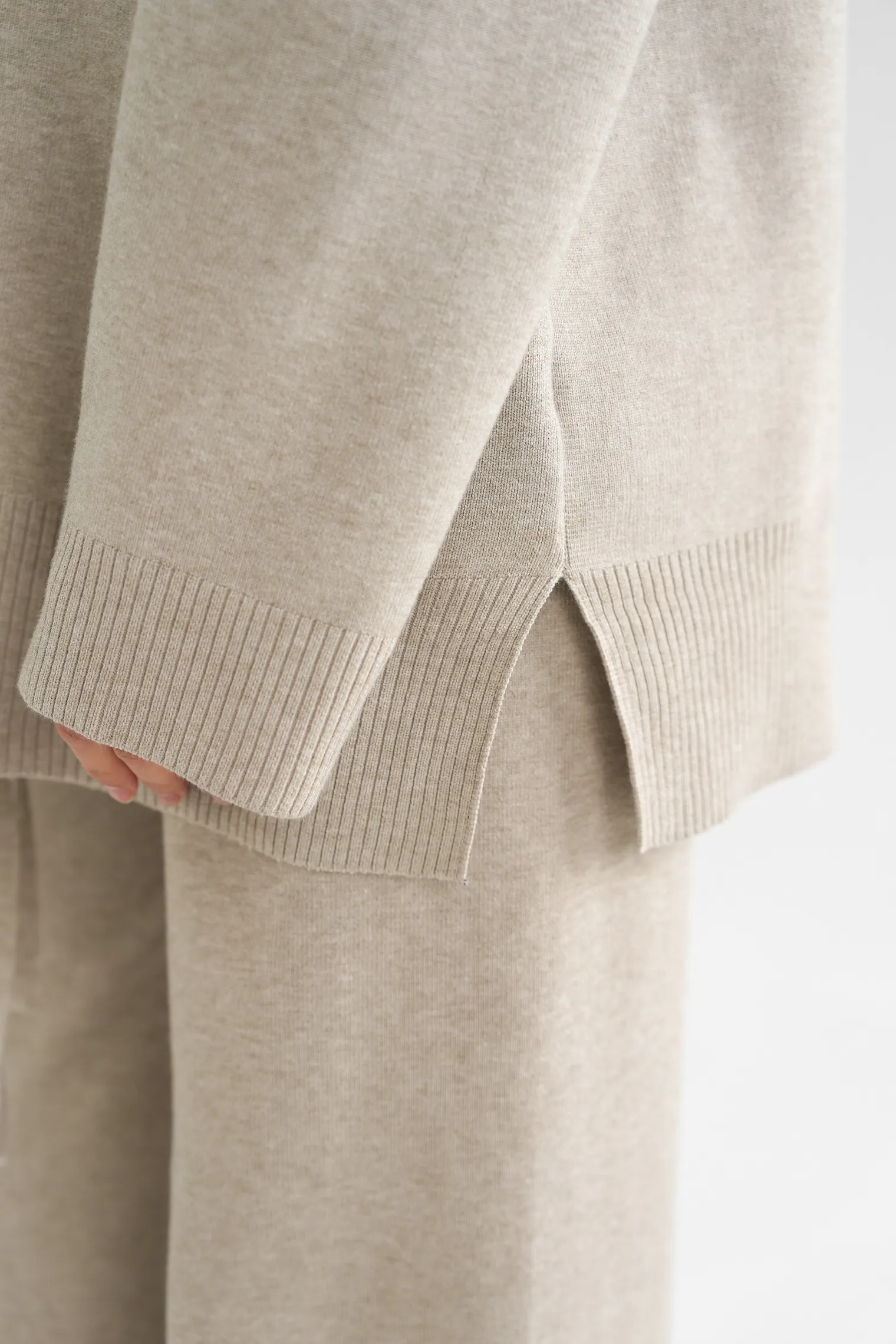 Комплект: джемпер, брюки бежевого цвета фото 7