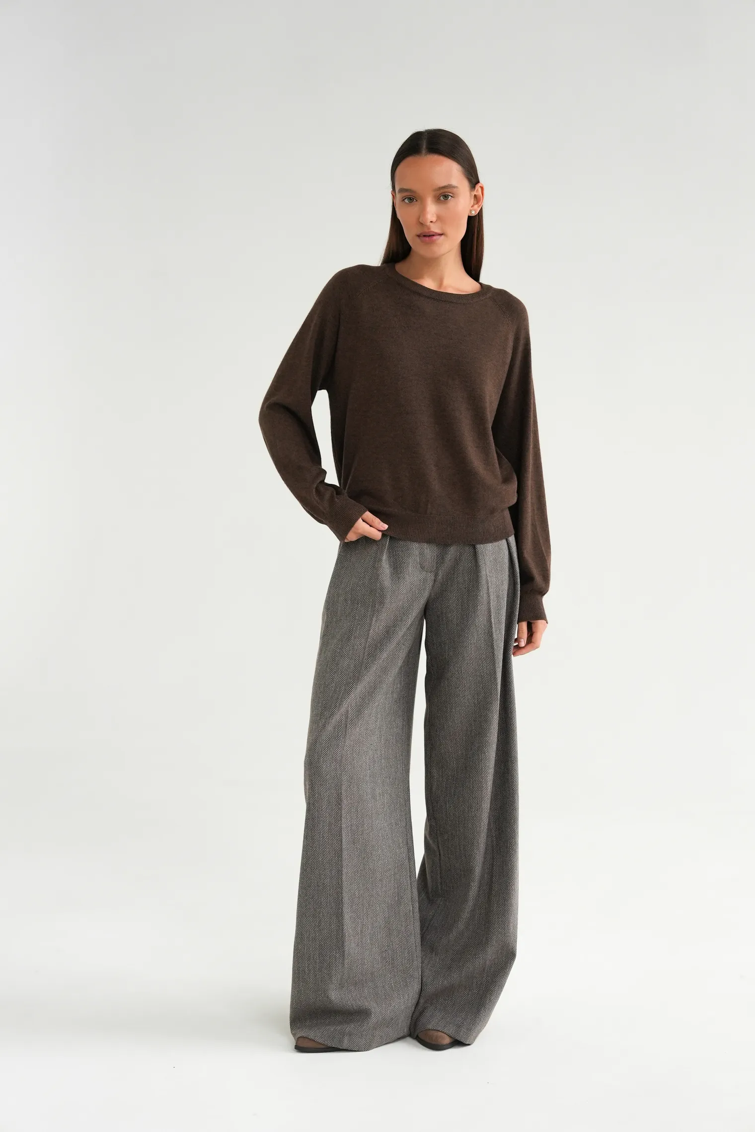 Джемпер мелкой вязки с низким воротником шоколадного цвета фото 3