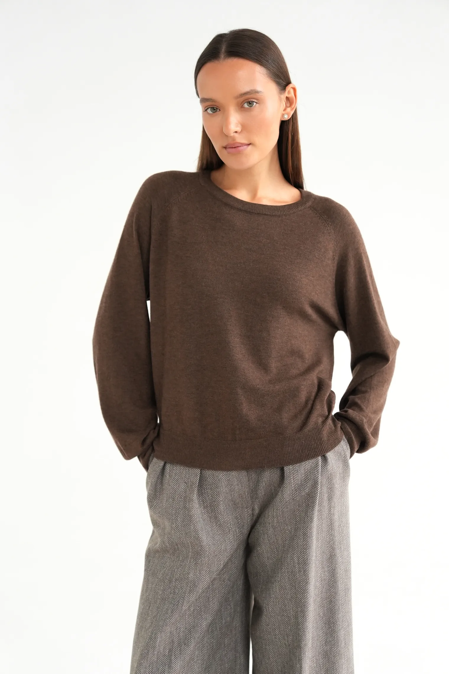 Джемпер мелкой вязки с низким воротником шоколадного цвета фото 7