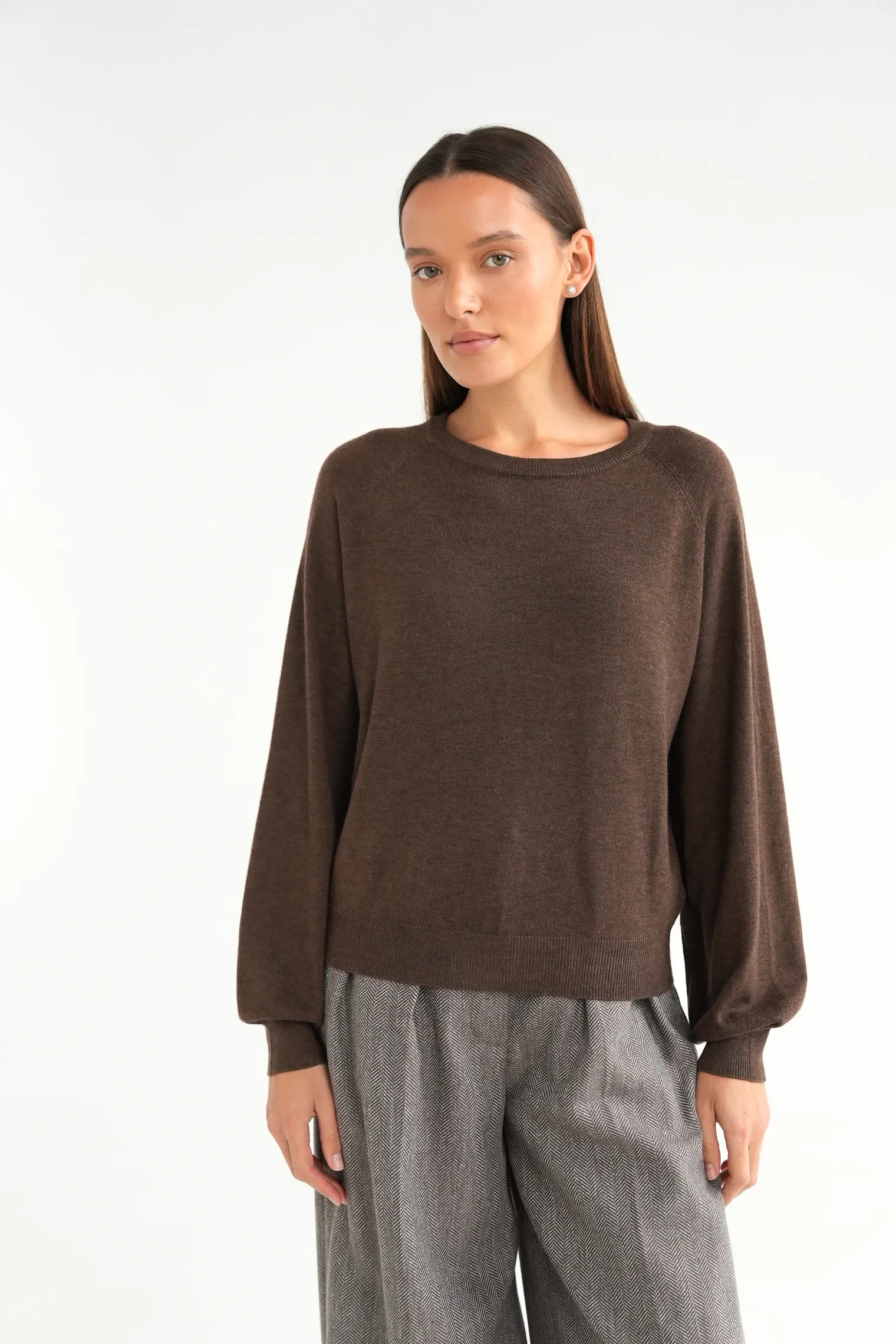 Джемпер мелкой вязки с низким воротником шоколадного цвета фото 1