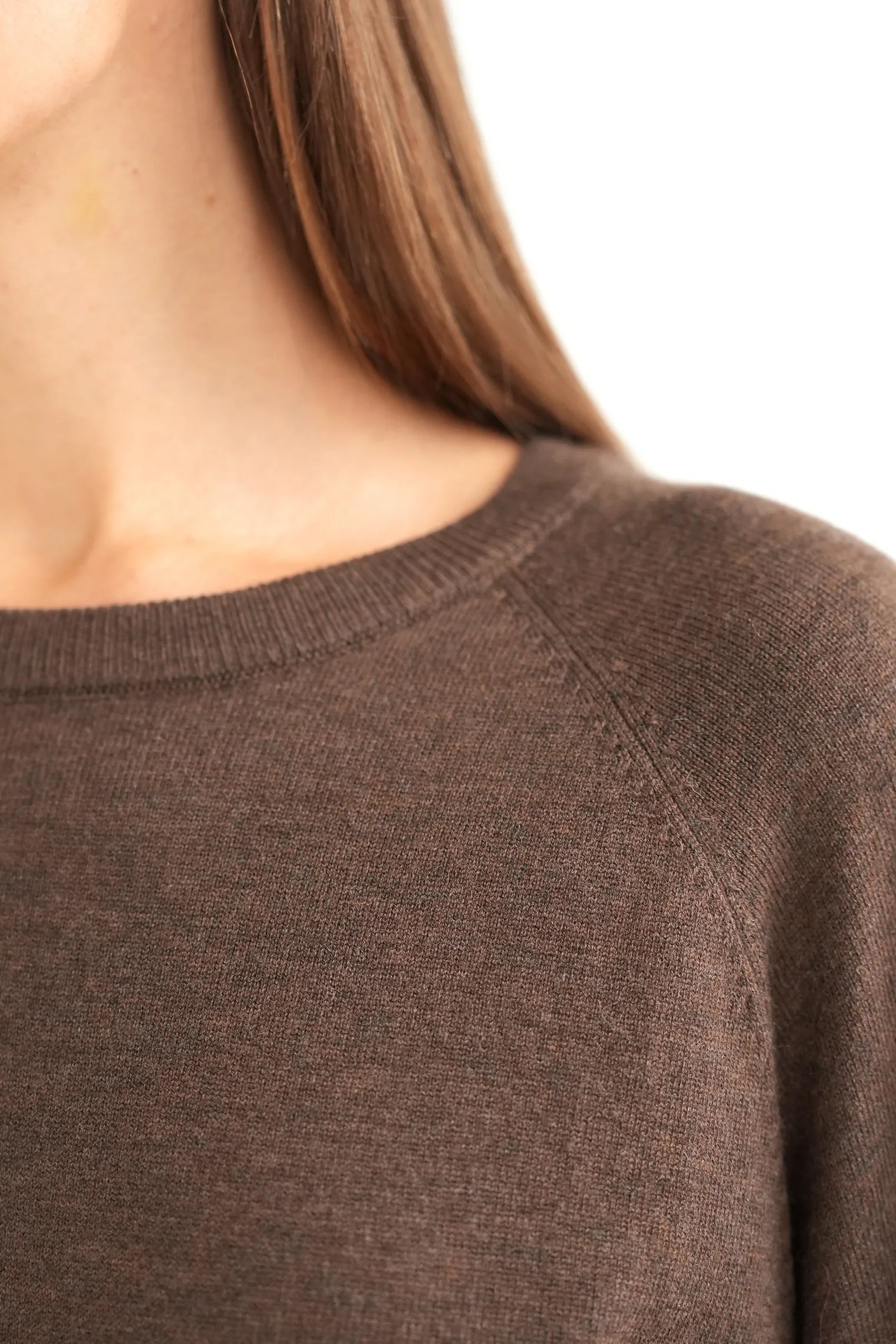 Джемпер мелкой вязки с низким воротником шоколадного цвета фото 2