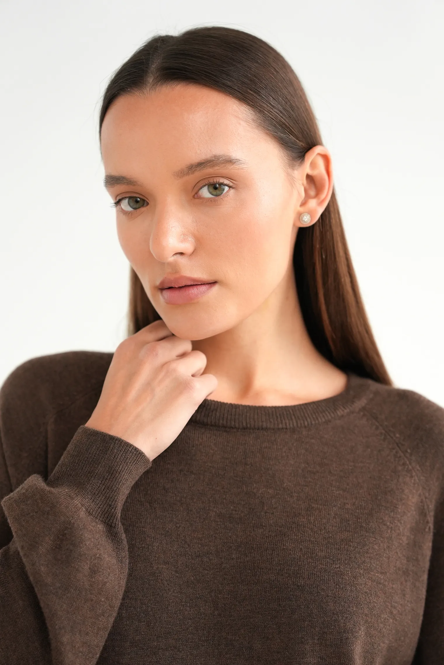 Джемпер мелкой вязки с низким воротником шоколадного цвета фото 6