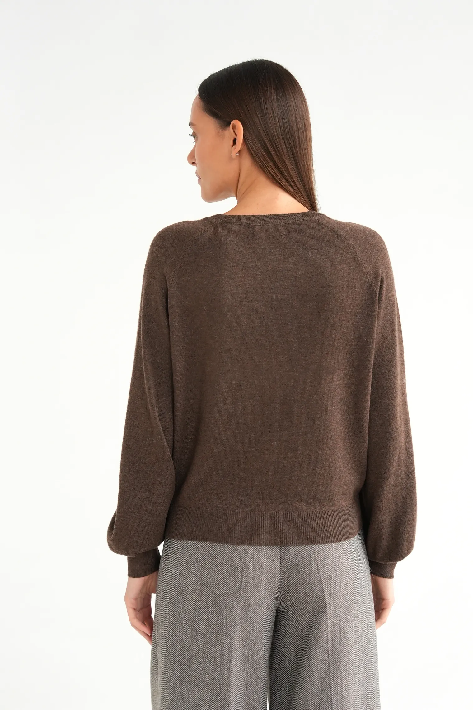 Джемпер мелкой вязки с низким воротником шоколадного цвета фото 4