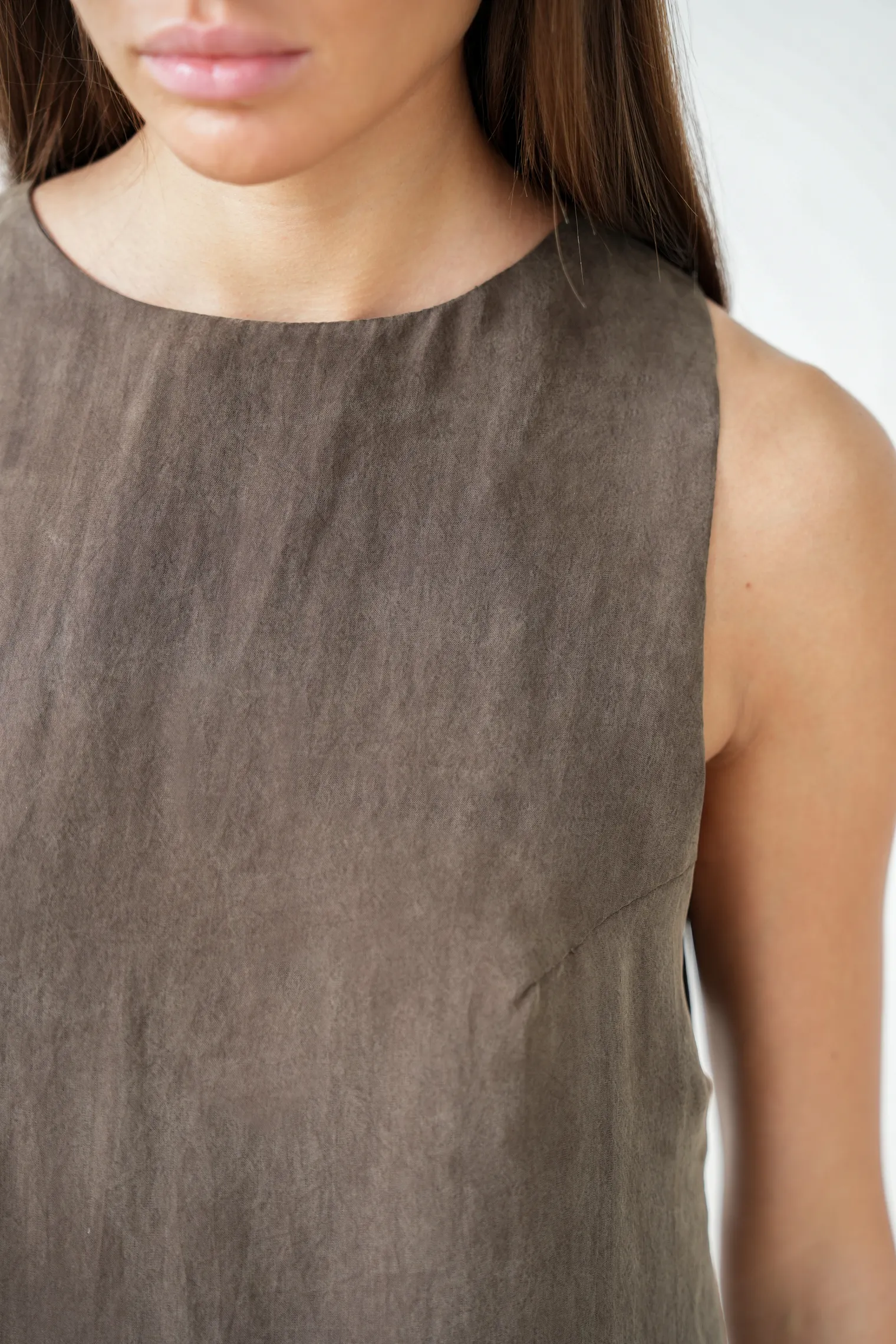 Платье-халтер из вискозы цвета горький шоколад фото 2