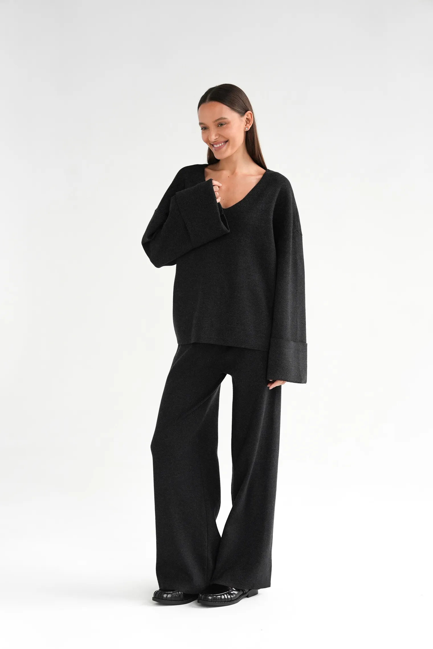 Комплект: джемпер, брюки графитового цвета фото 1