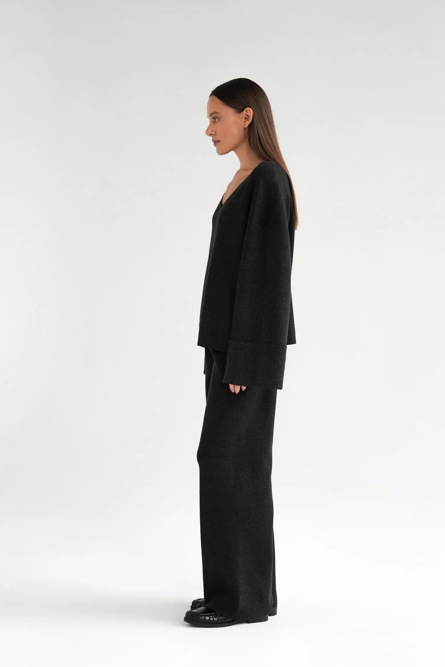 Комплект: джемпер, брюки графитового цвета фото 3