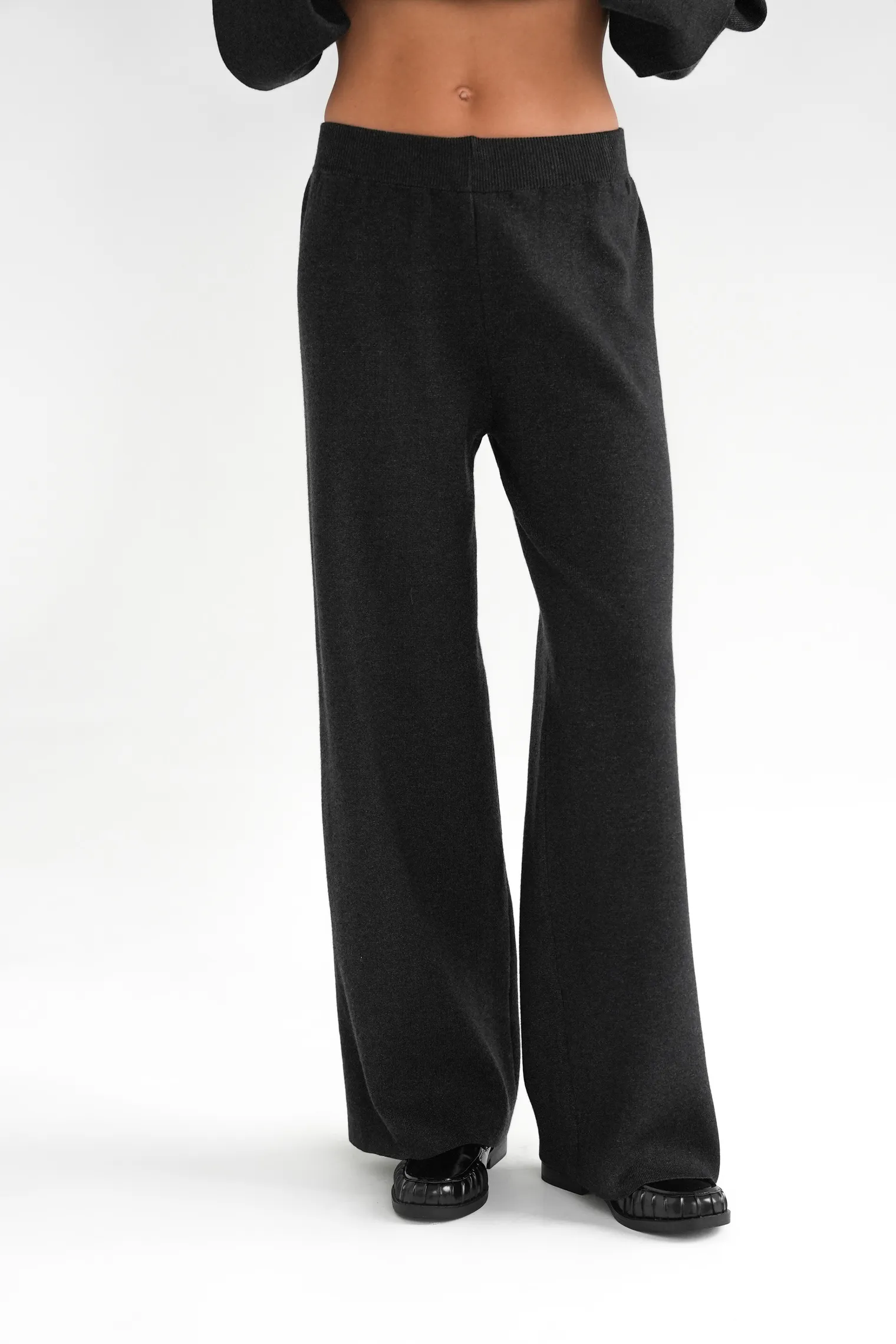 Комплект: джемпер, брюки графитового цвета фото 6