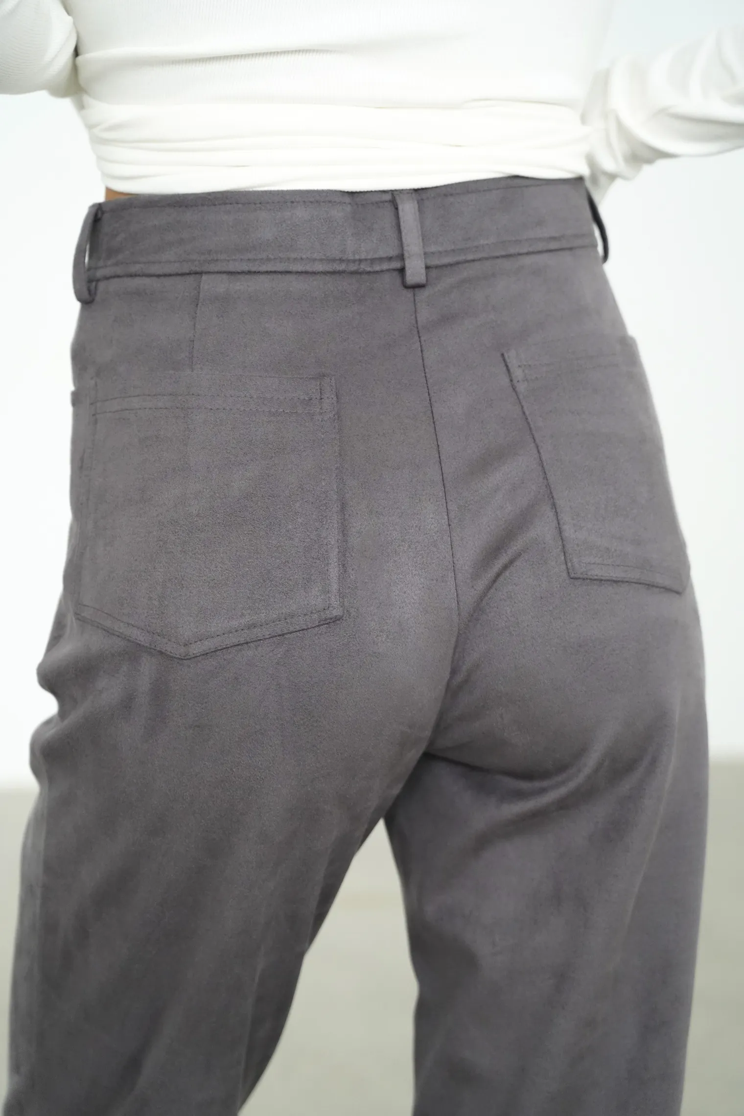 Брюки широкого кроя с завышенной талией из экозамши графитового цвета фото 5