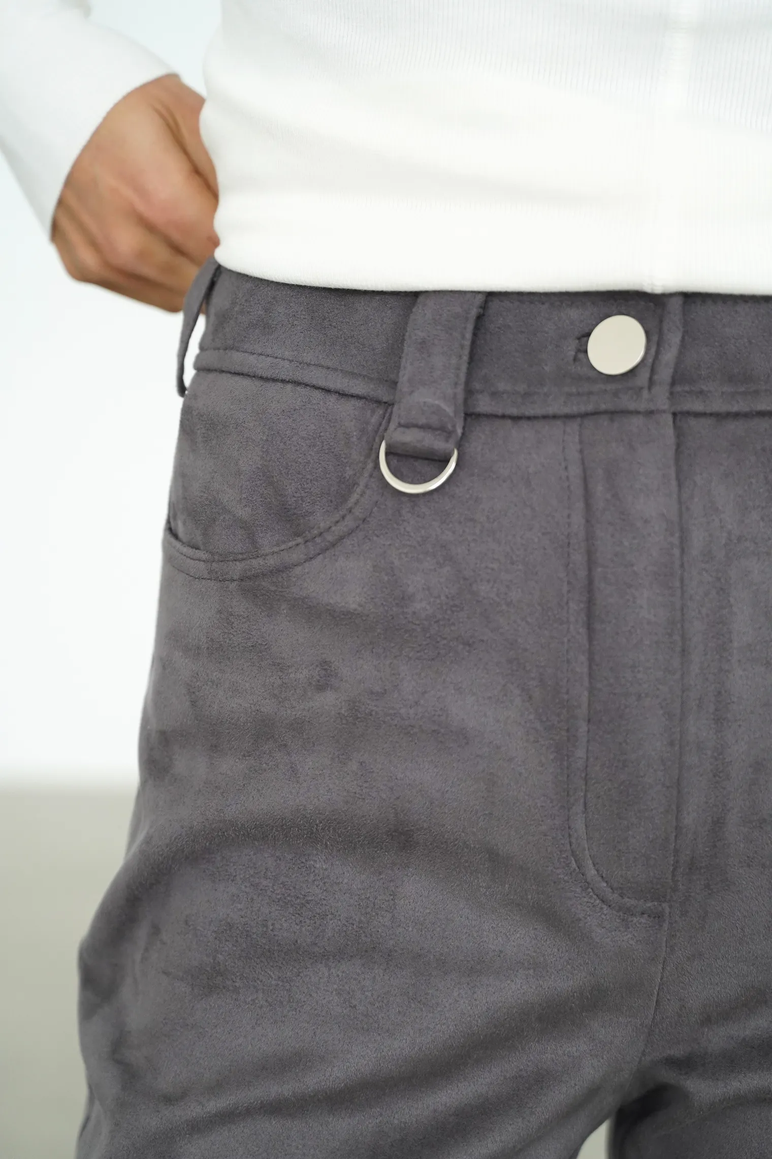 Брюки широкого кроя с завышенной талией из экозамши графитового цвета фото 2