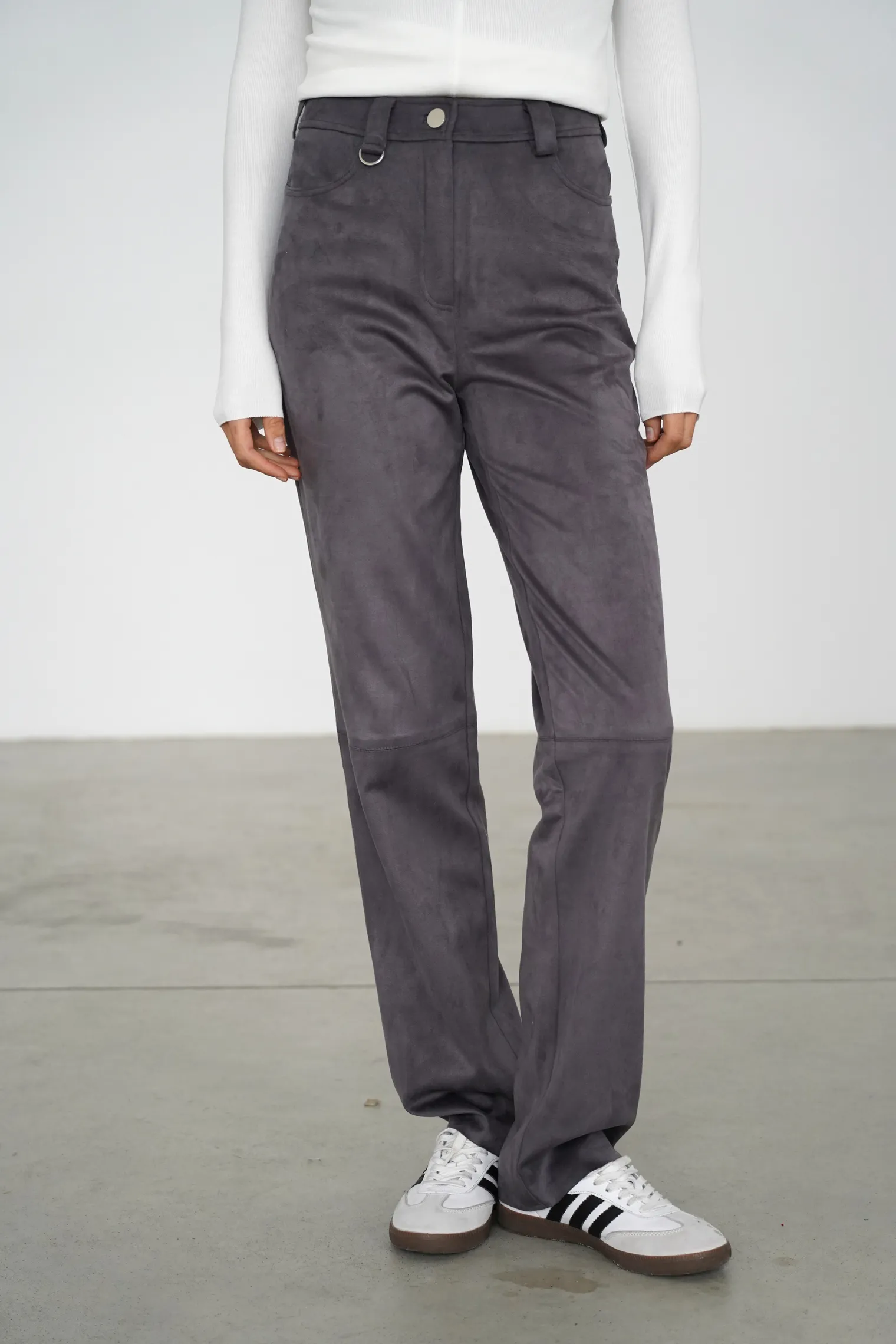 Брюки широкого кроя с завышенной талией из экозамши графитового цвета фото 1