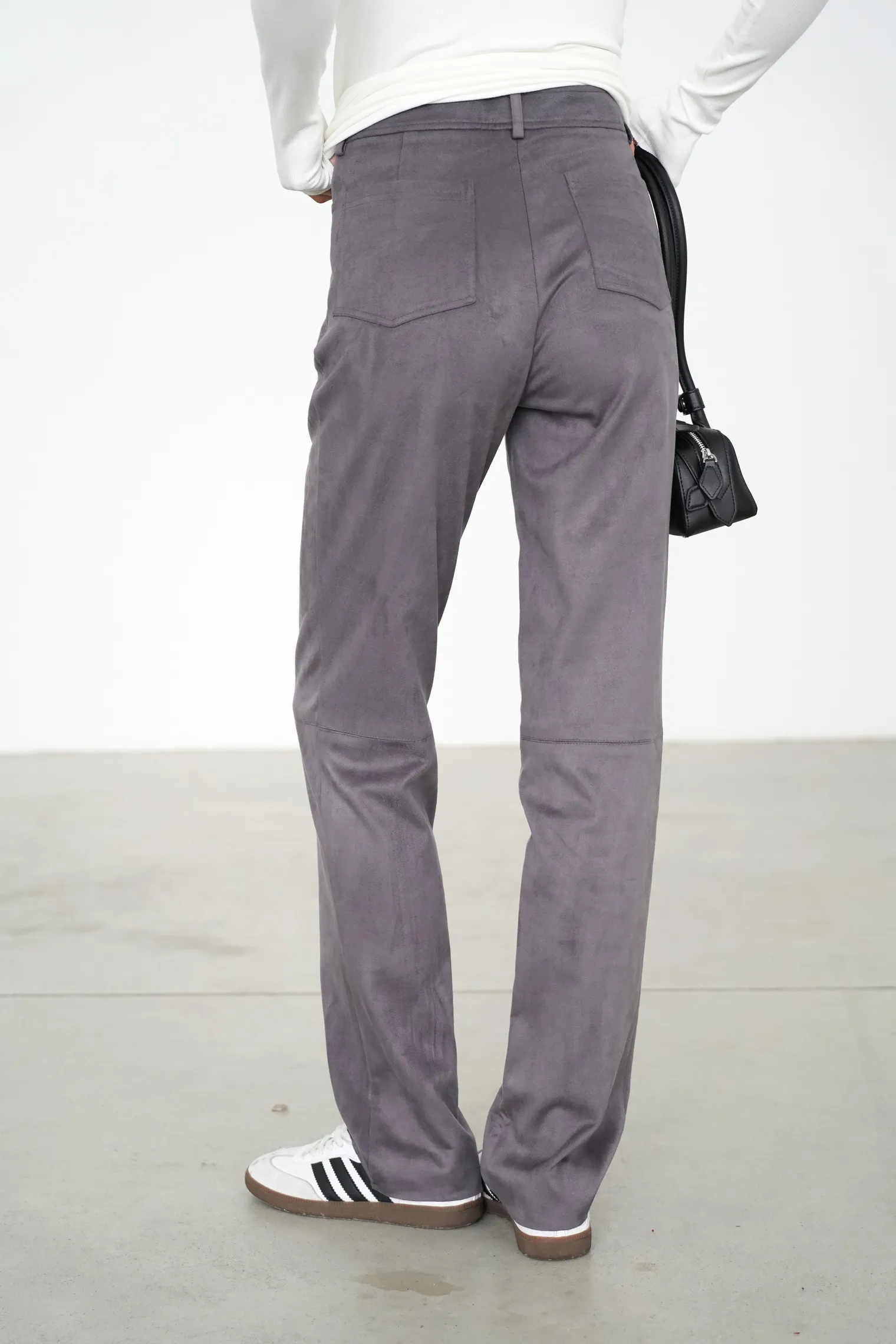 Брюки широкого кроя с завышенной талией из экозамши графитового цвета фото 4