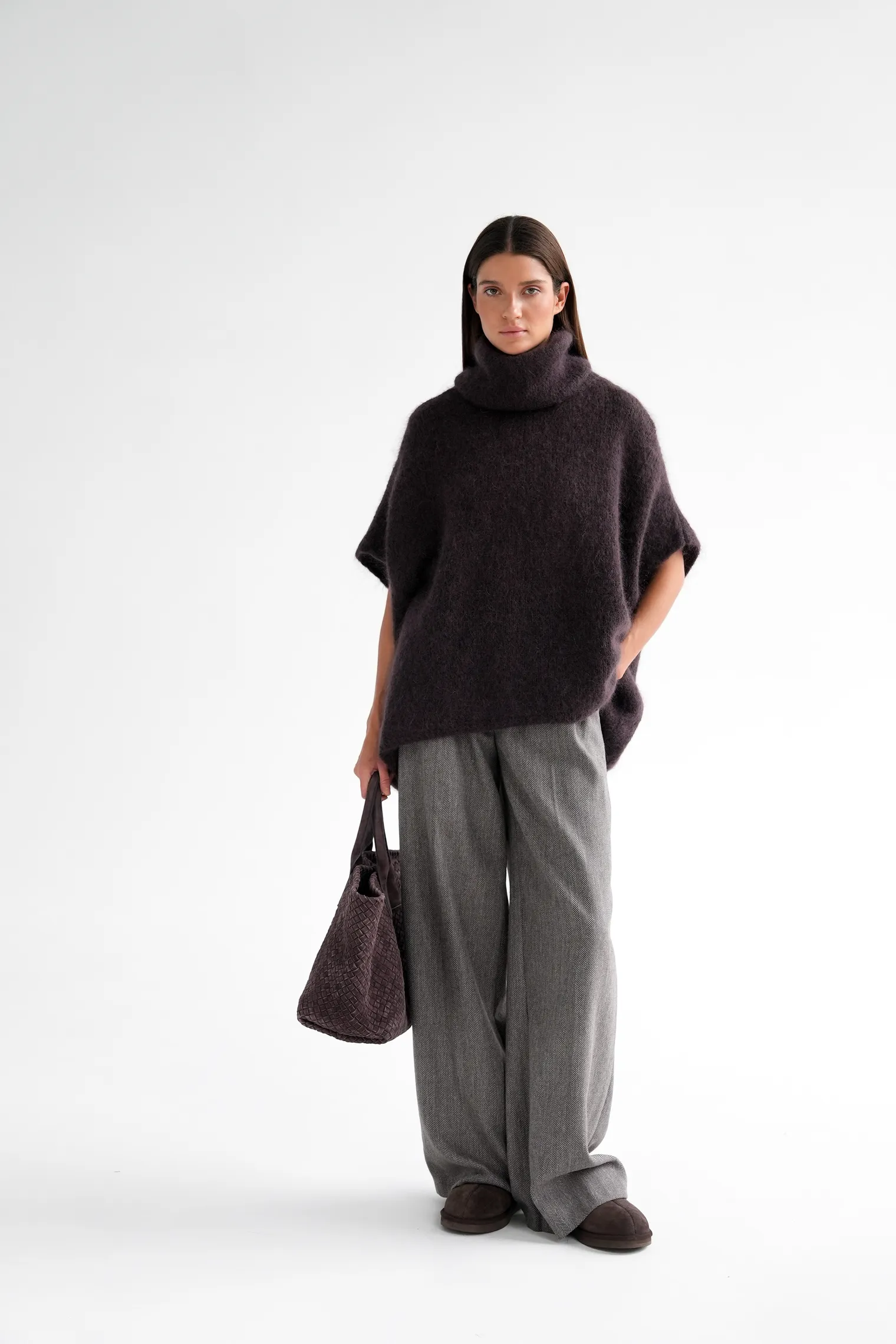 Джемпер крупной вязки из мохера без рукавов цвета горький шоколад фото 3