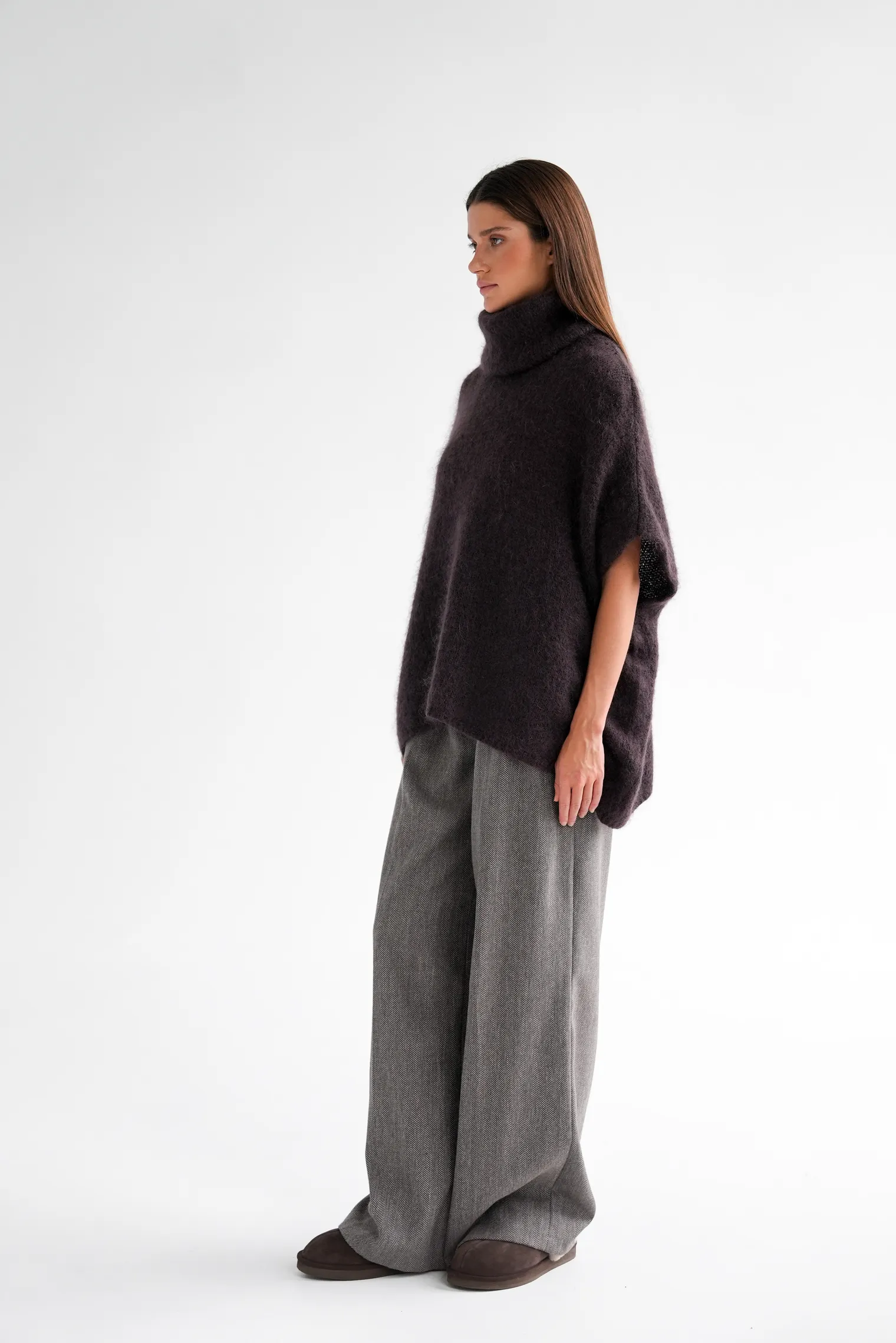 Джемпер крупной вязки из мохера без рукавов цвета горький шоколад фото 5