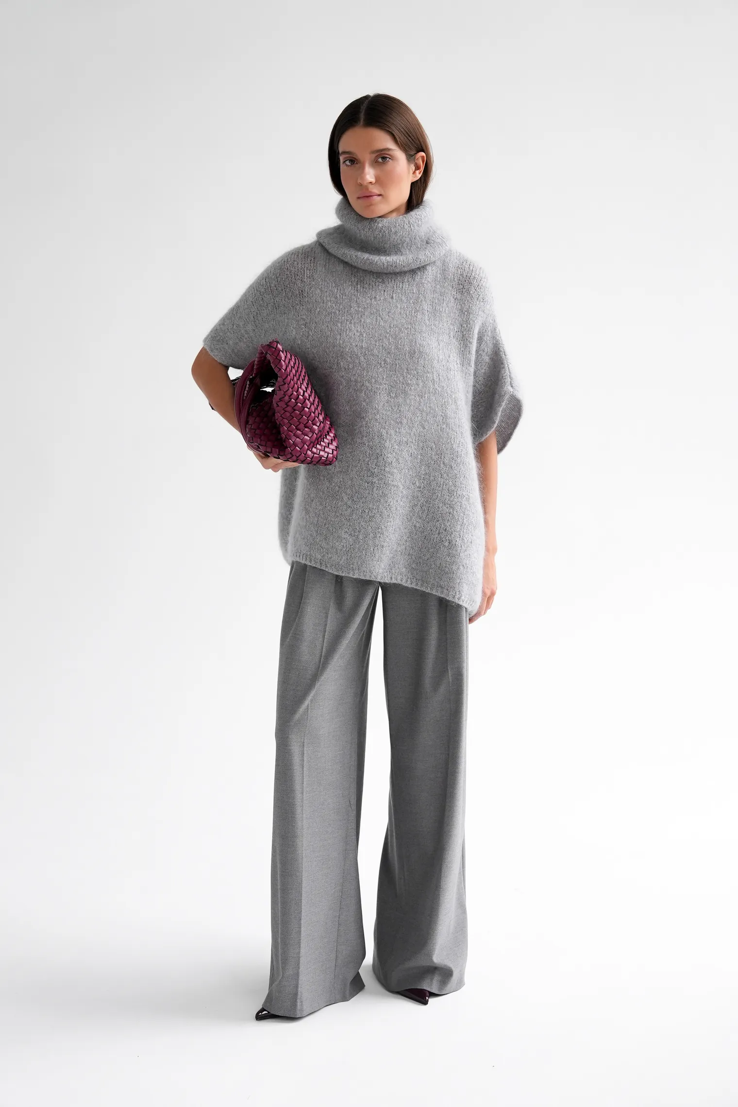 Джемпер крупной вязки из мохера без рукавов серого цвета фото 1