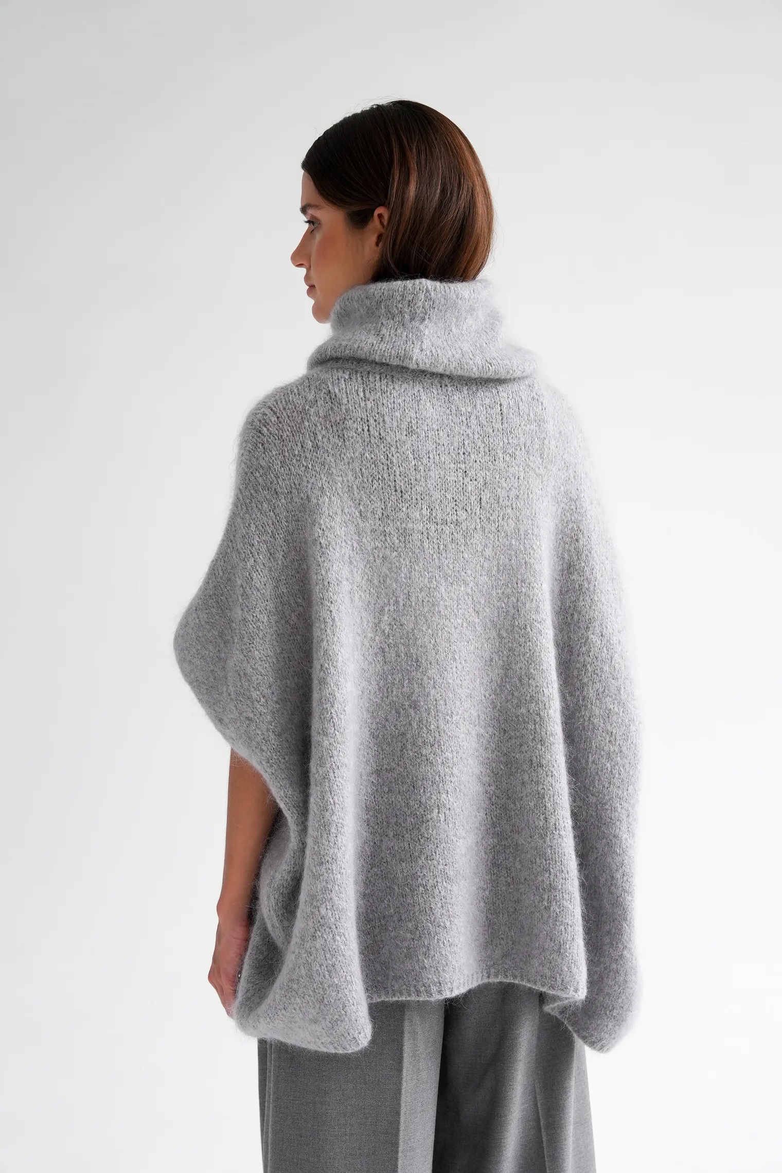 Джемпер крупной вязки из мохера без рукавов серого цвета фото 4