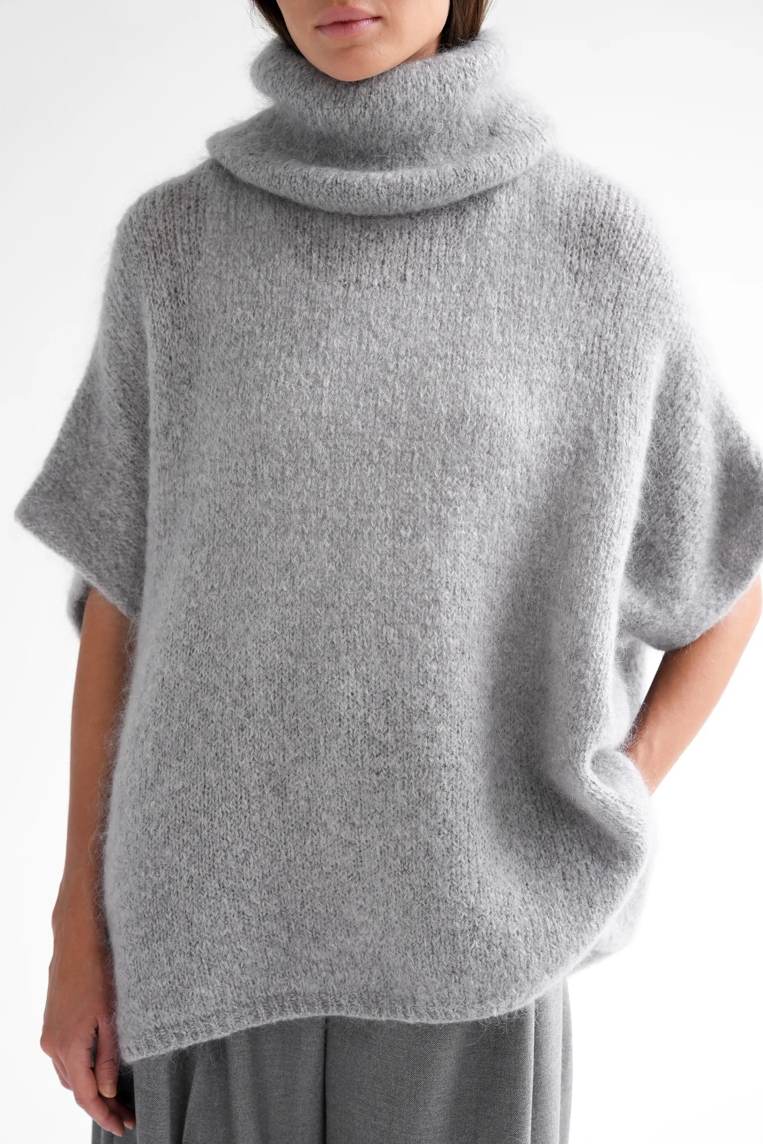 Джемпер крупной вязки из мохера без рукавов серого цвета фото 6