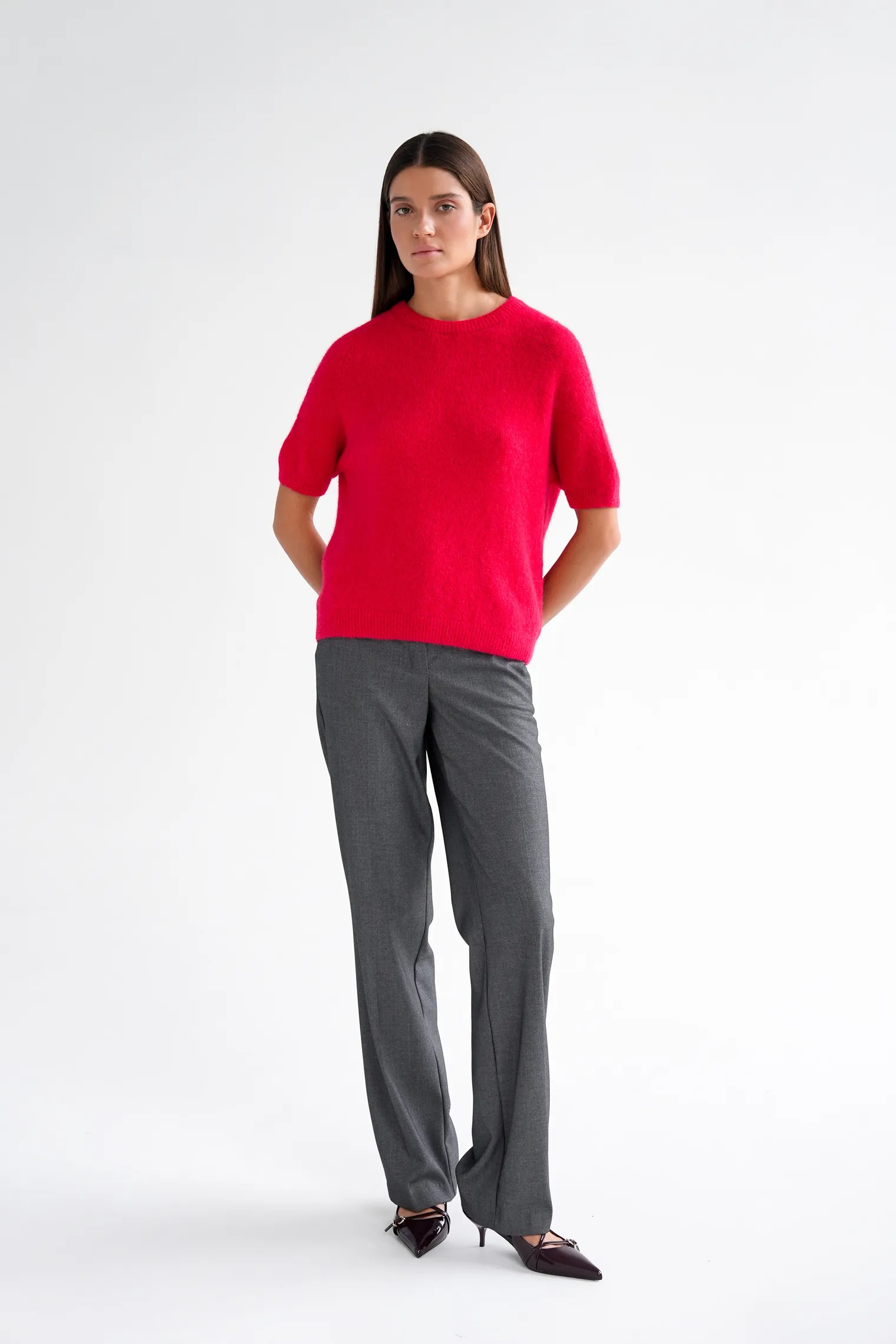 Пуловер мелкой вязки с низким воротником красного цвета фото 3