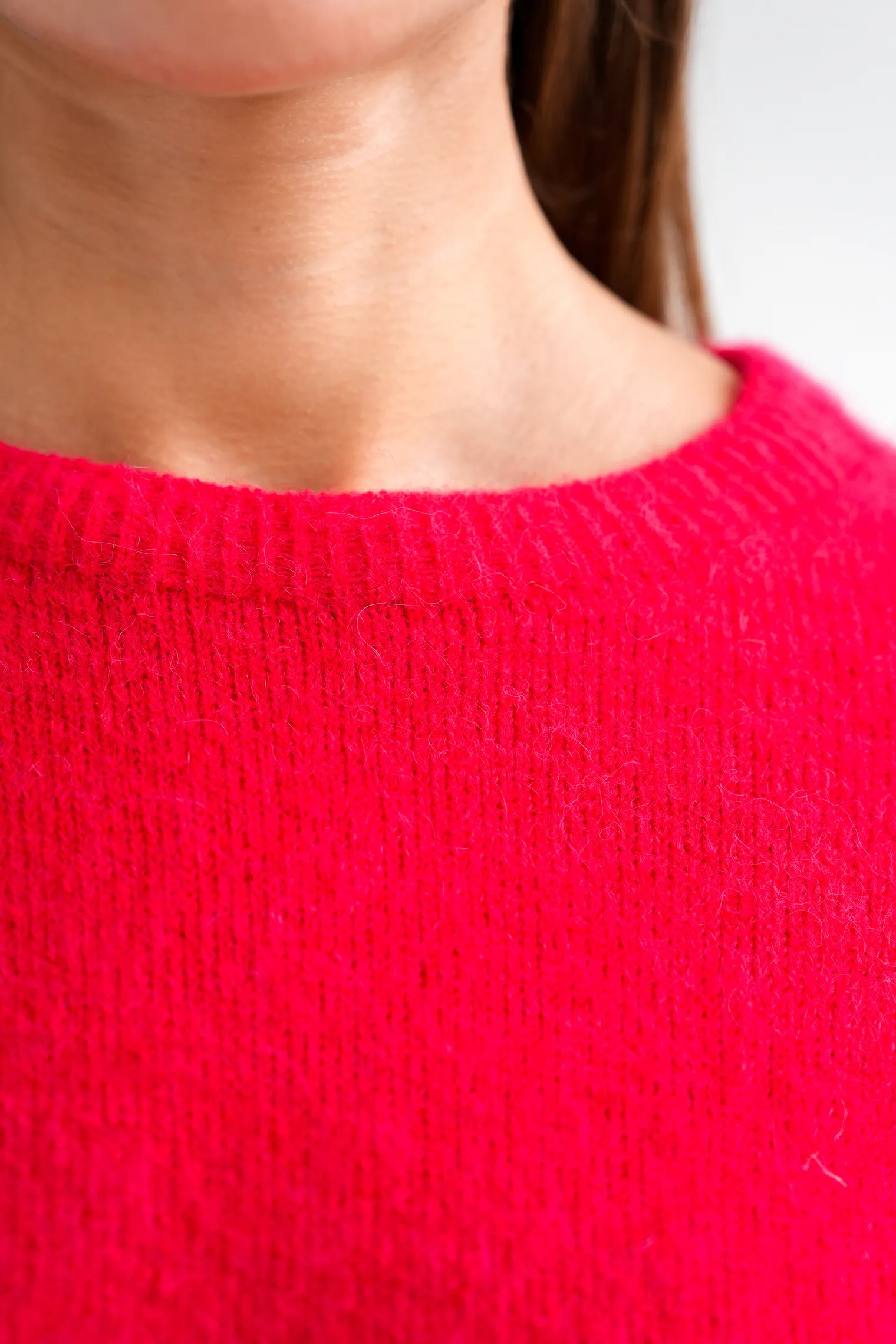 Пуловер мелкой вязки с низким воротником красного цвета фото 2