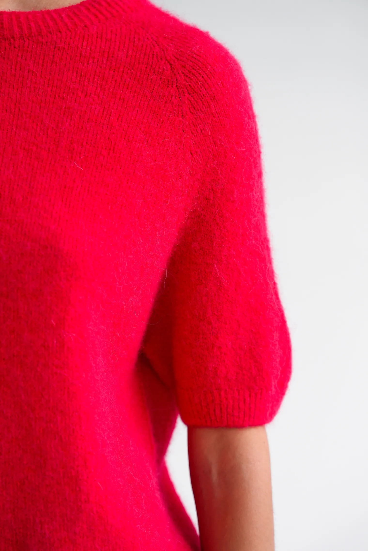 Пуловер мелкой вязки с низким воротником красного цвета фото 6
