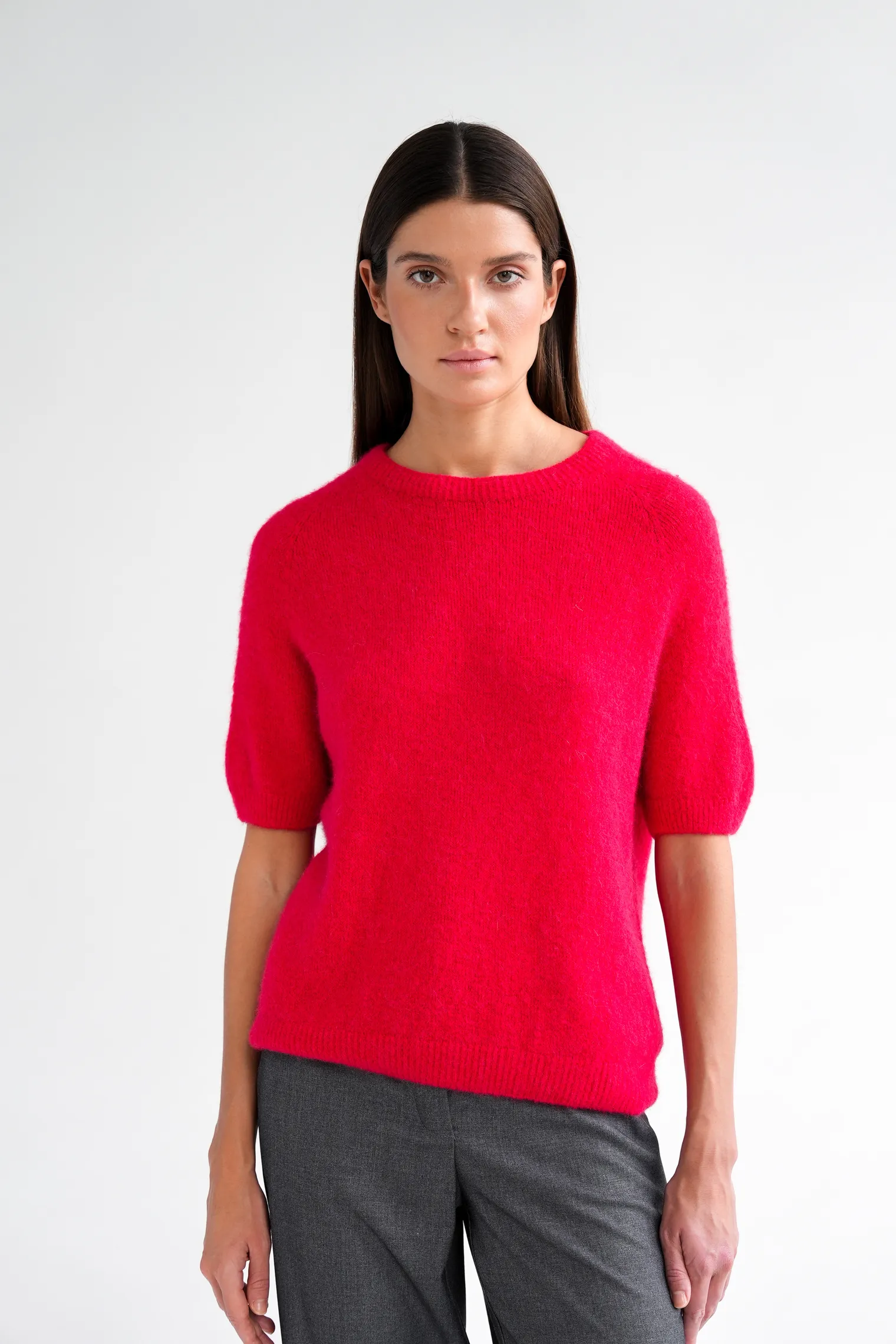 Пуловер мелкой вязки с низким воротником красного цвета фото 1