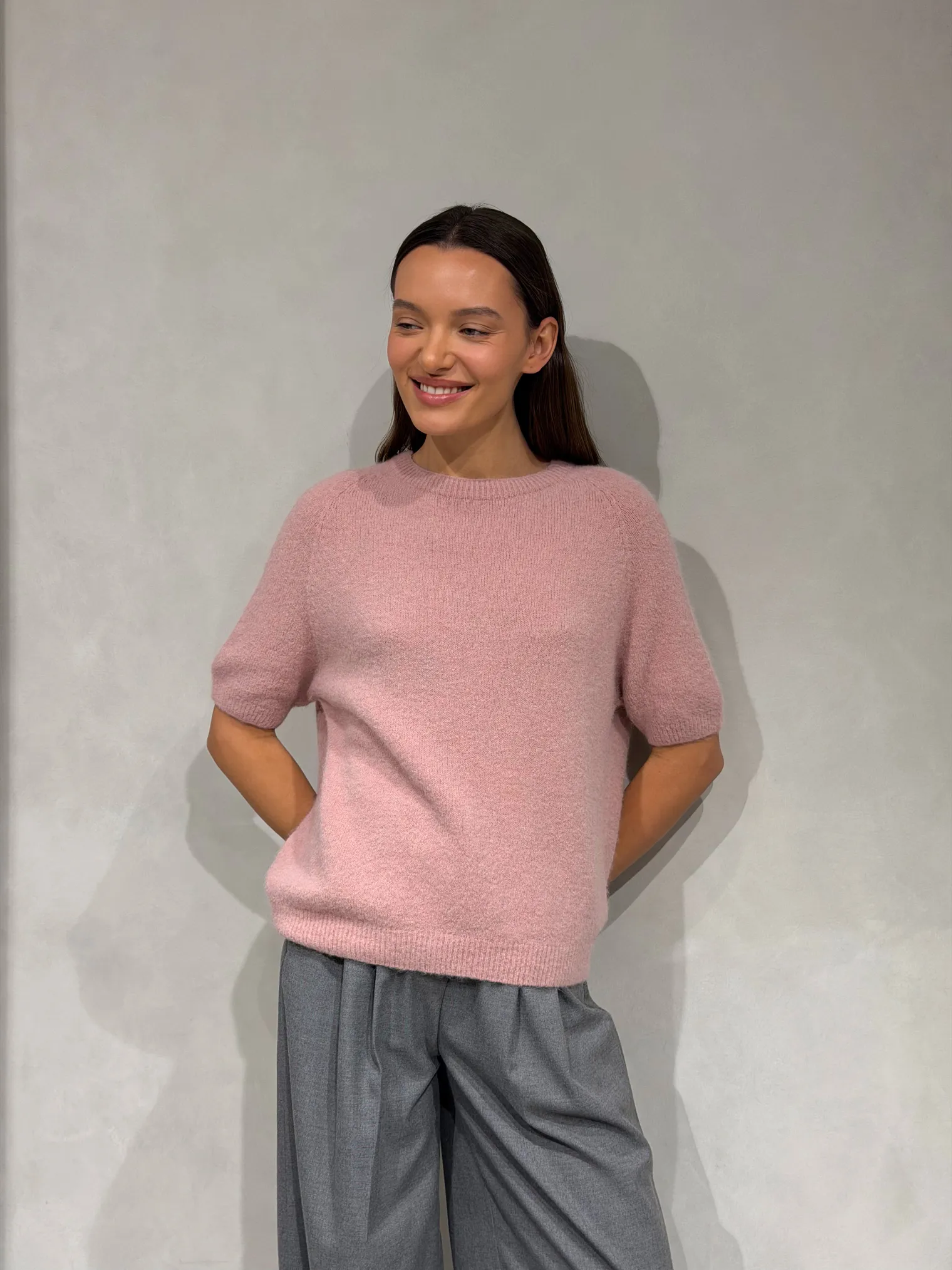 Пуловер мелкой вязки с низким воротником пыльно-розового цвета фото 2