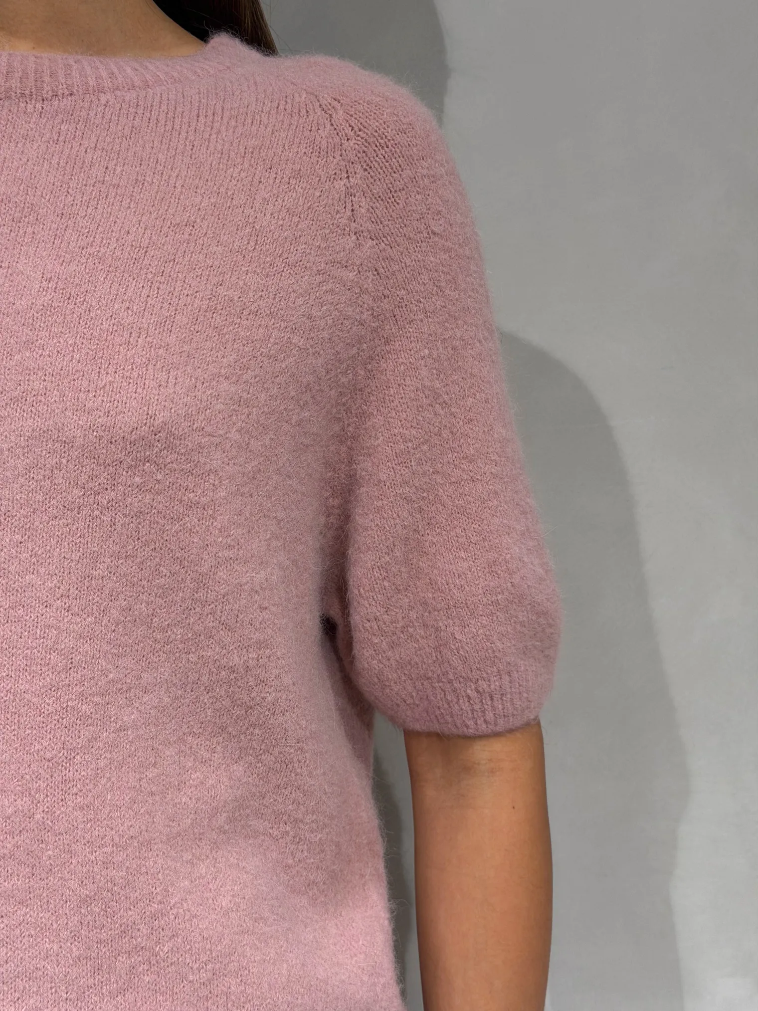 Пуловер мелкой вязки с низким воротником пыльно-розового цвета фото 3