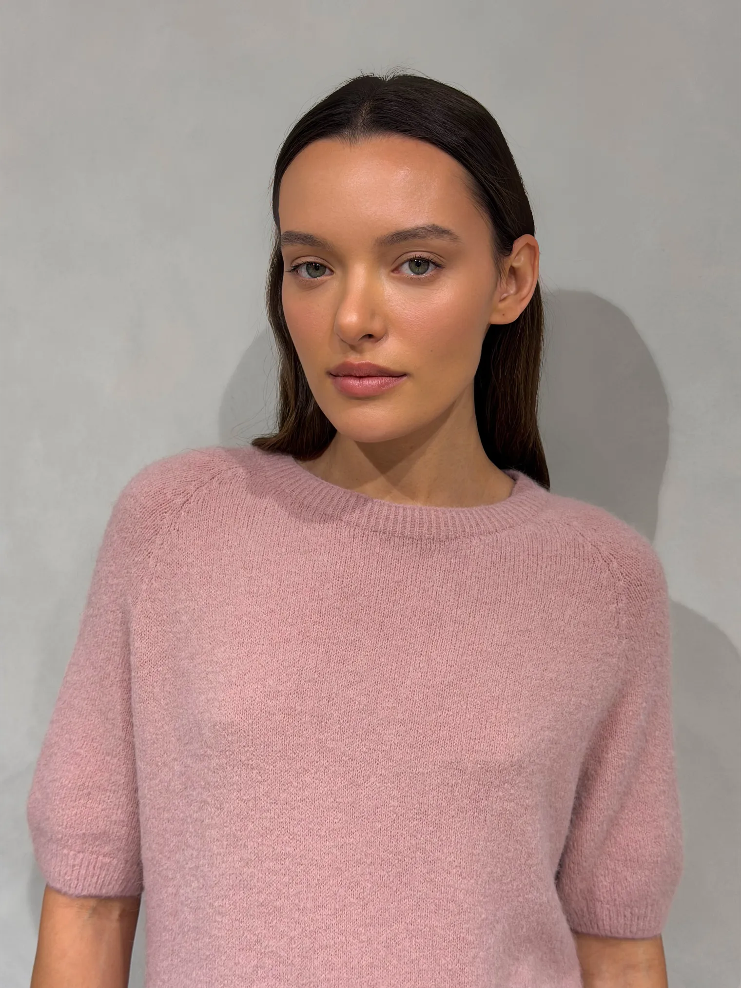 Пуловер мелкой вязки с низким воротником пыльно-розового цвета фото 6