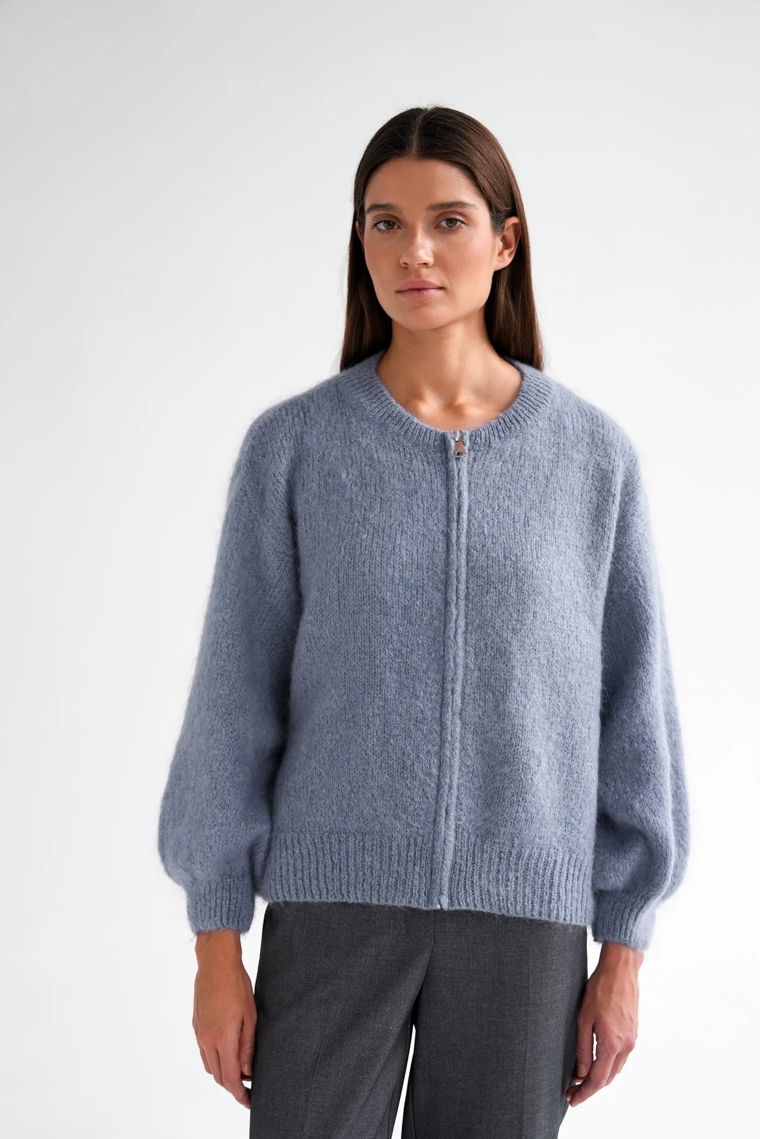 Кардиган крупной вязки из мохера на молнии графитового цвета фото 6