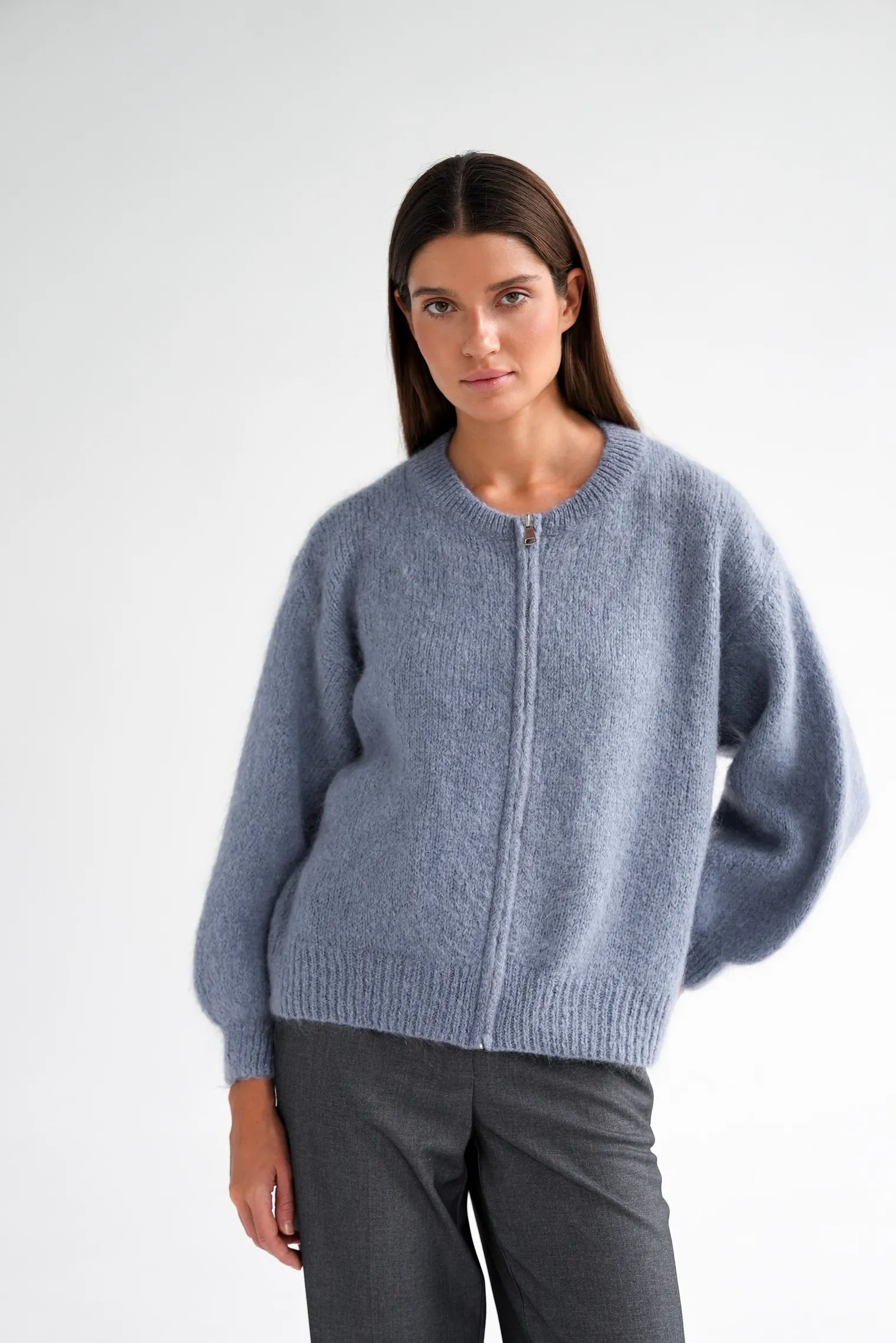 Кардиган крупной вязки из мохера на молнии графитового цвета фото 1