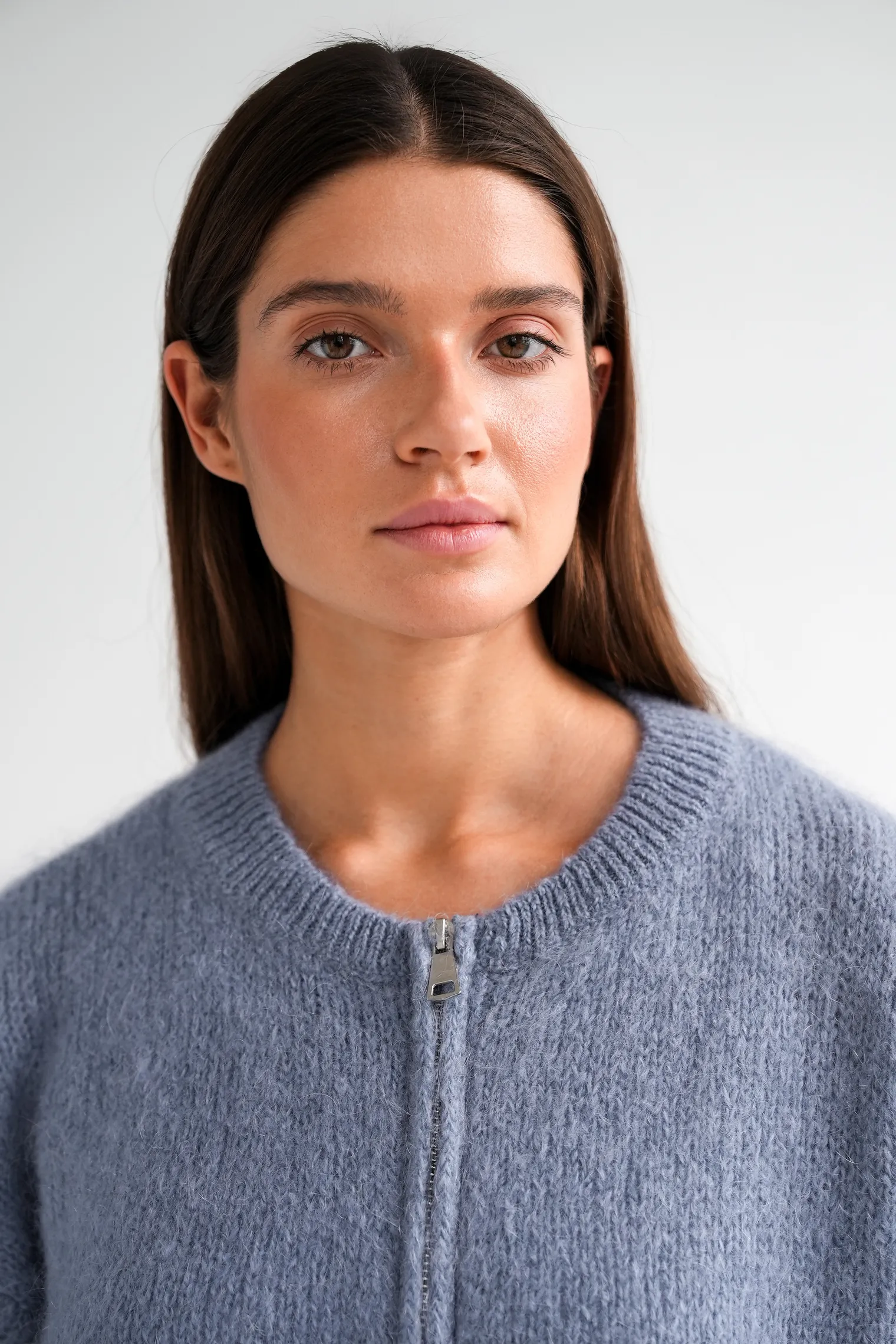 Кардиган крупной вязки из мохера на молнии графитового цвета фото 2