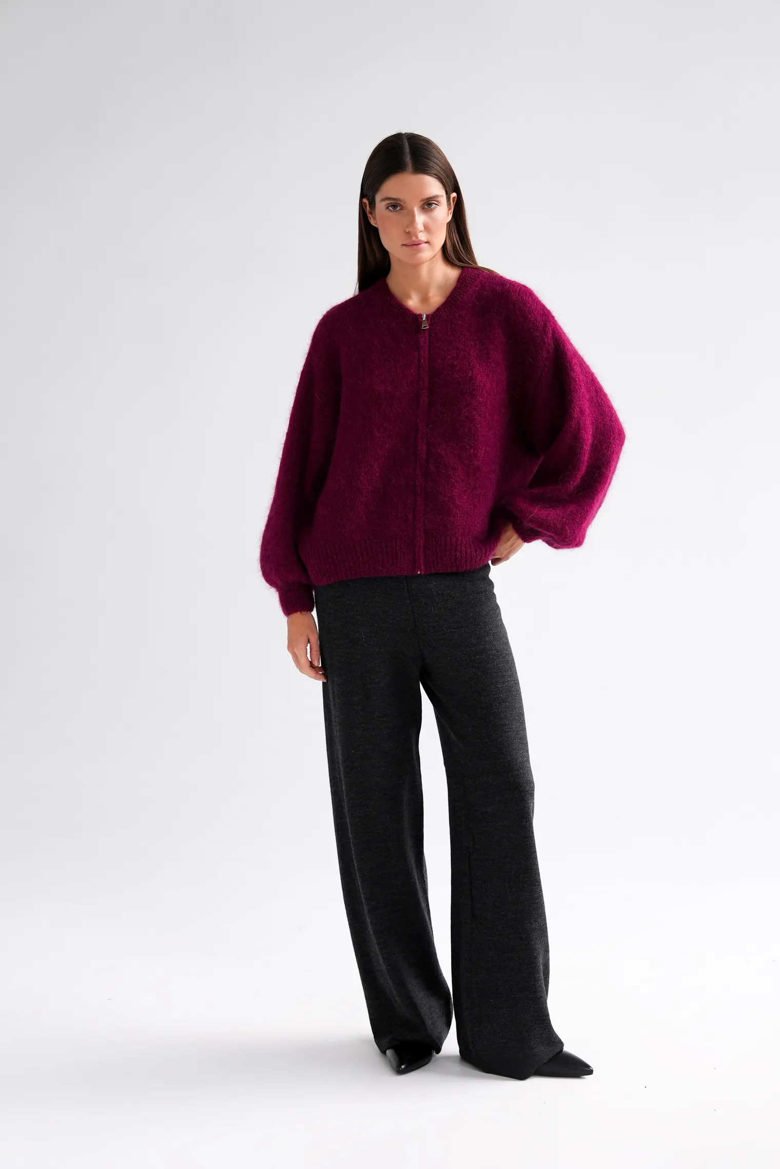 Кардиган крупной вязки из мохера на молнии бордового цвета фото 3
