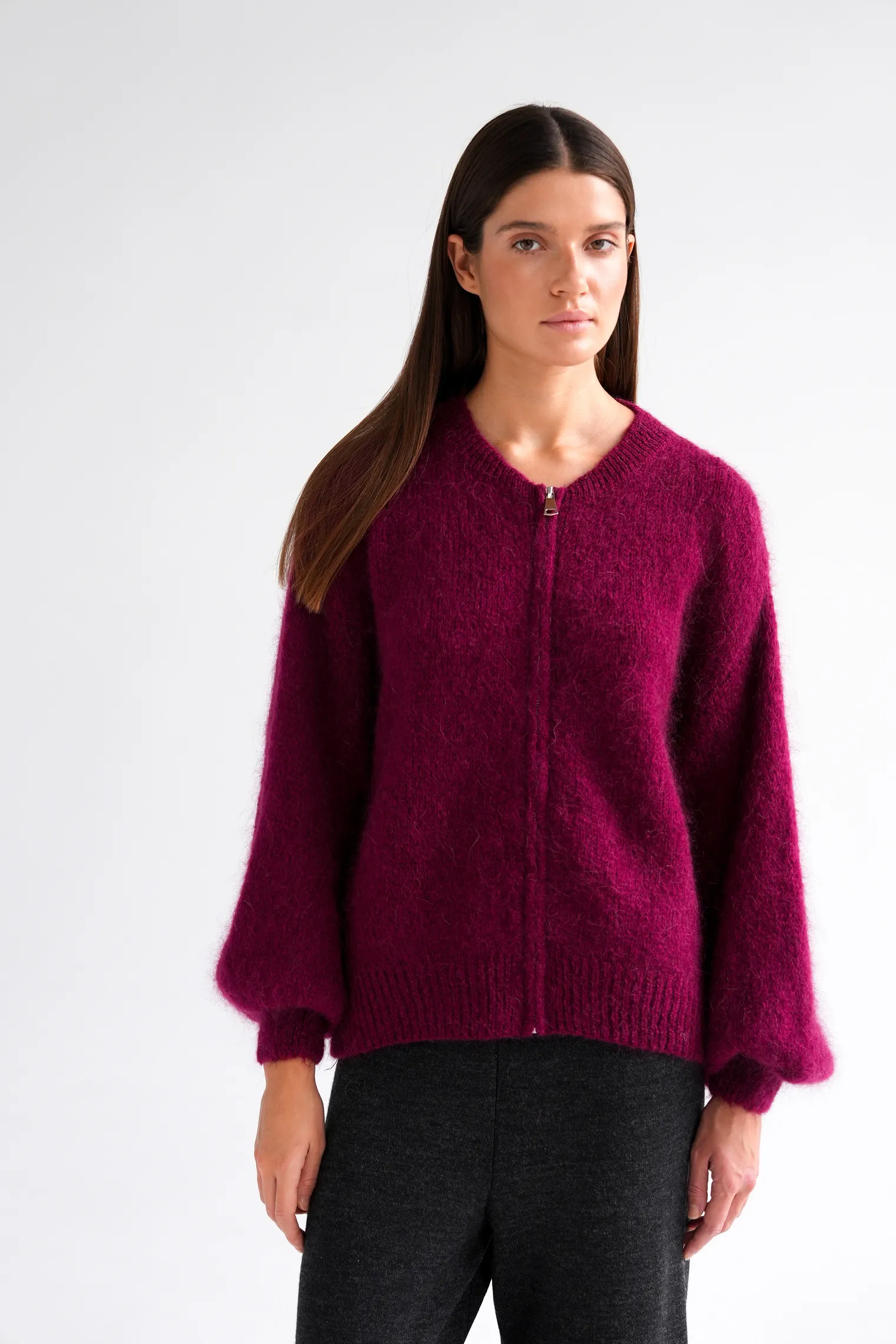 Кардиган крупной вязки из мохера на молнии бордового цвета фото 6