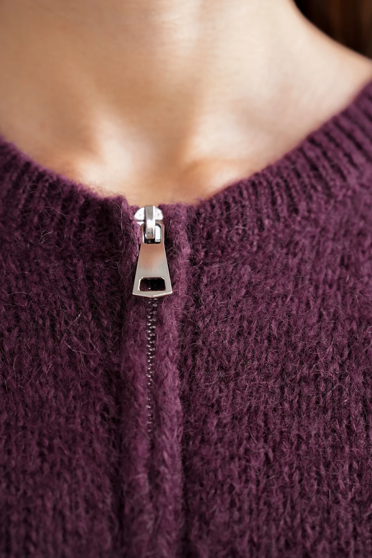 Кардиган крупной вязки из мохера на молнии цвета бургундия фото 2