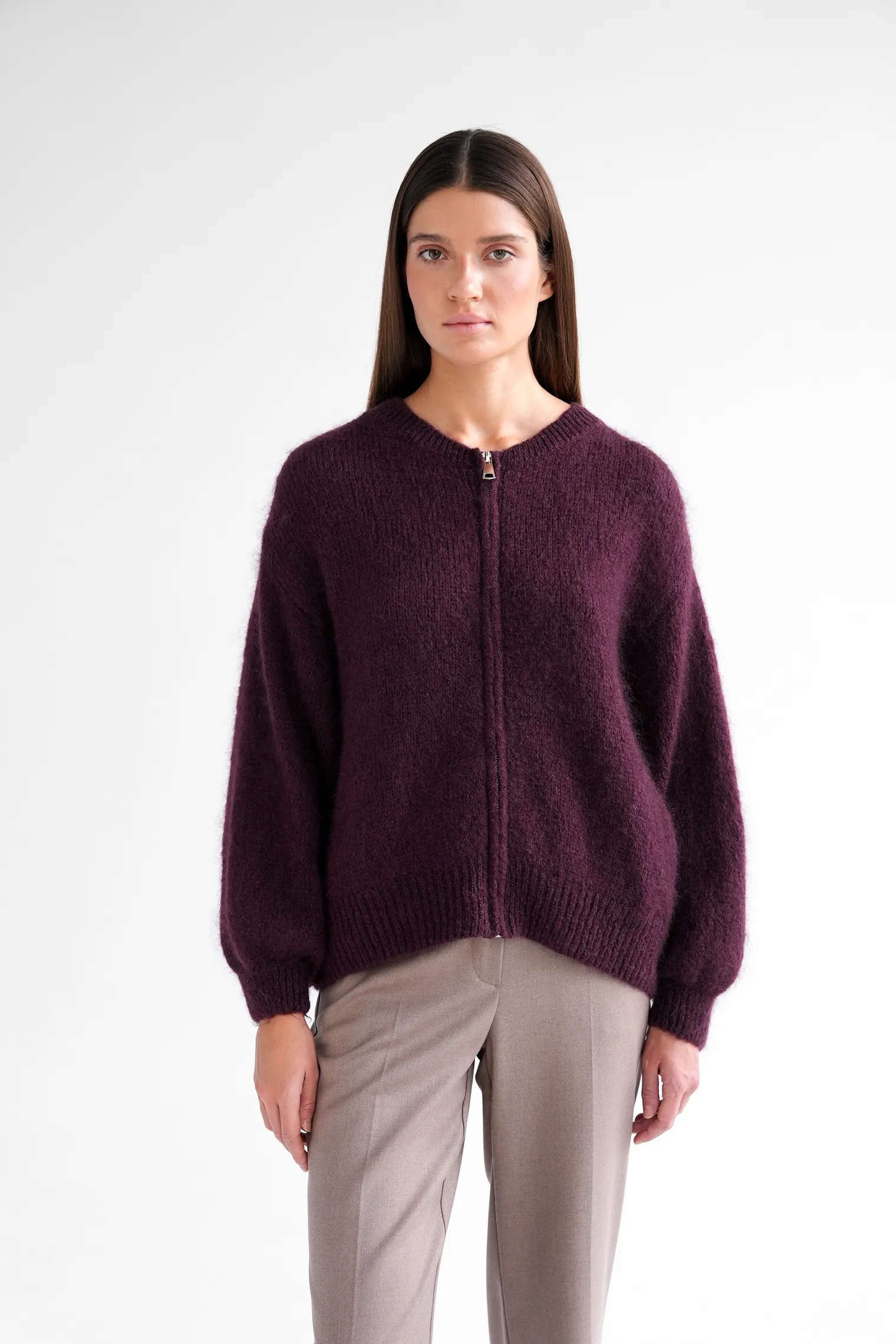 Кардиган крупной вязки из мохера на молнии цвета бургундия фото 6