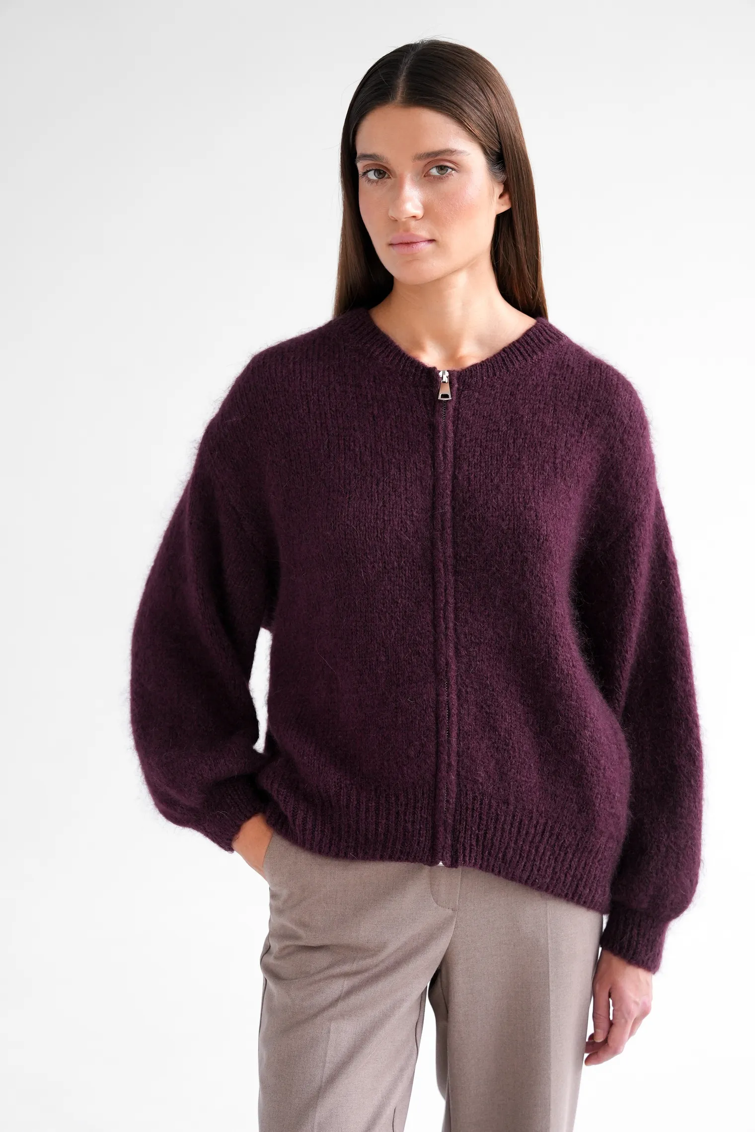 Кардиган крупной вязки из мохера на молнии цвета бургундия фото 9