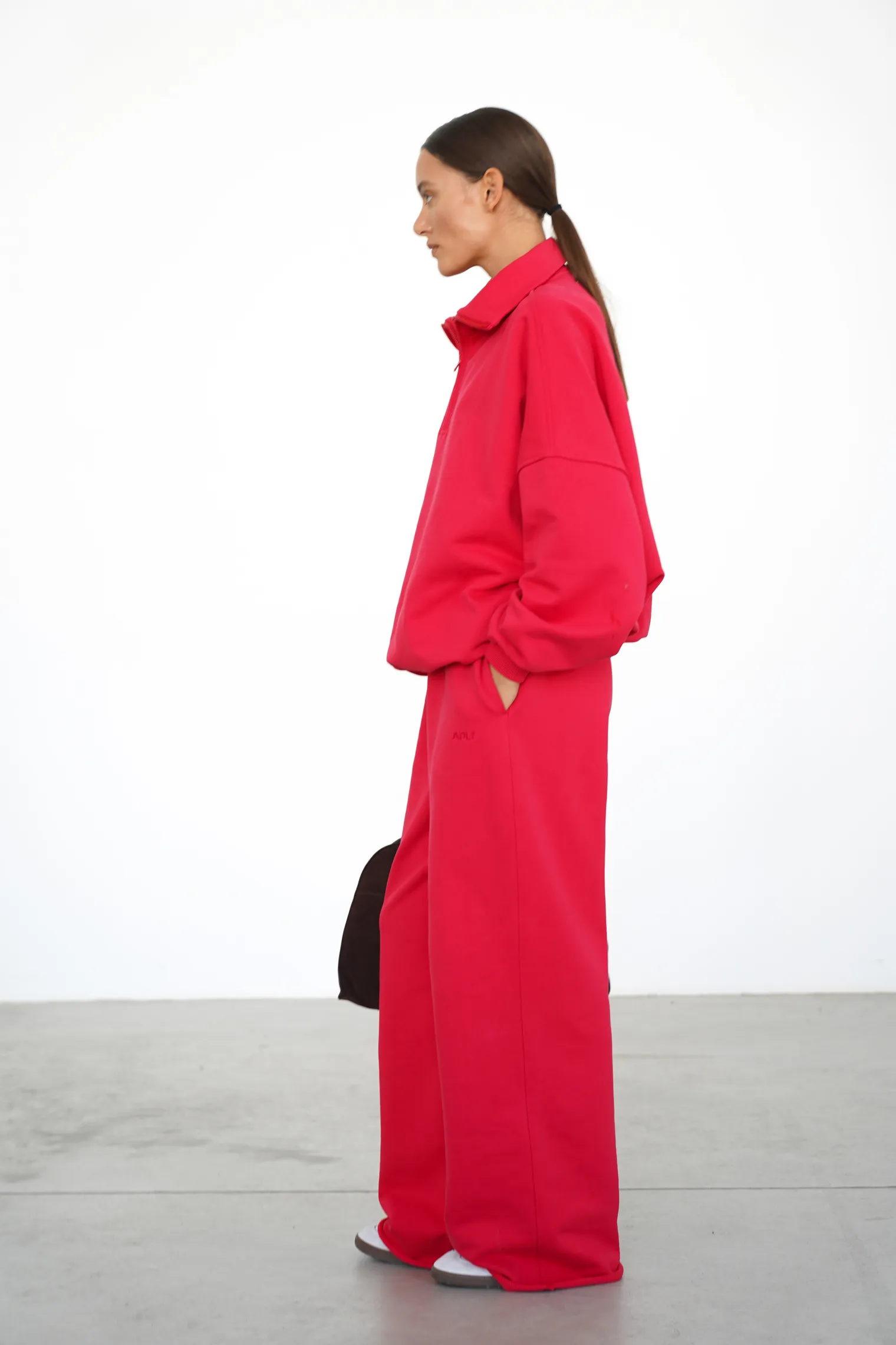 Брюки из плотного хлопка прямого кроя красного цвета фото 3