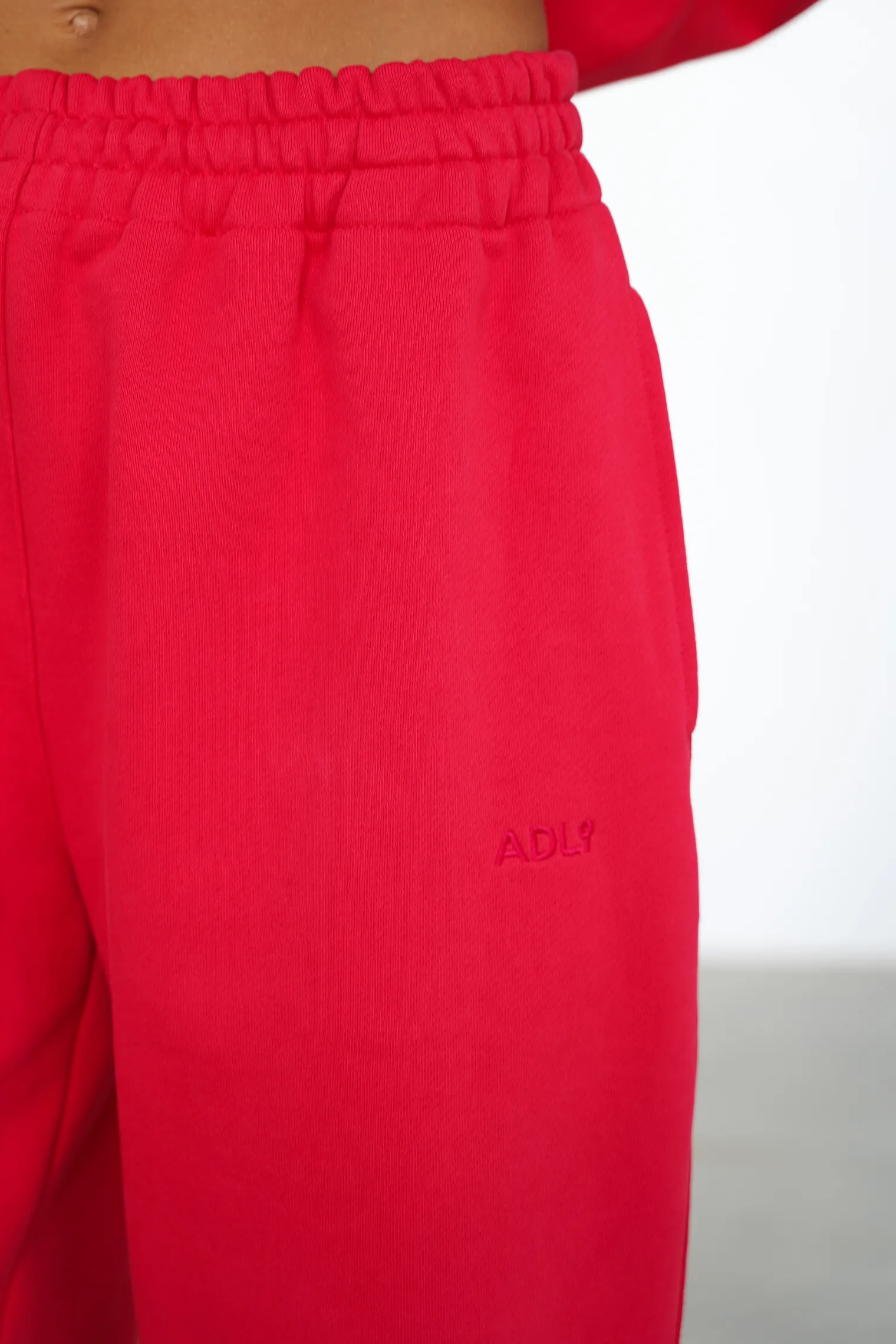 Брюки из плотного хлопка прямого кроя красного цвета фото 2