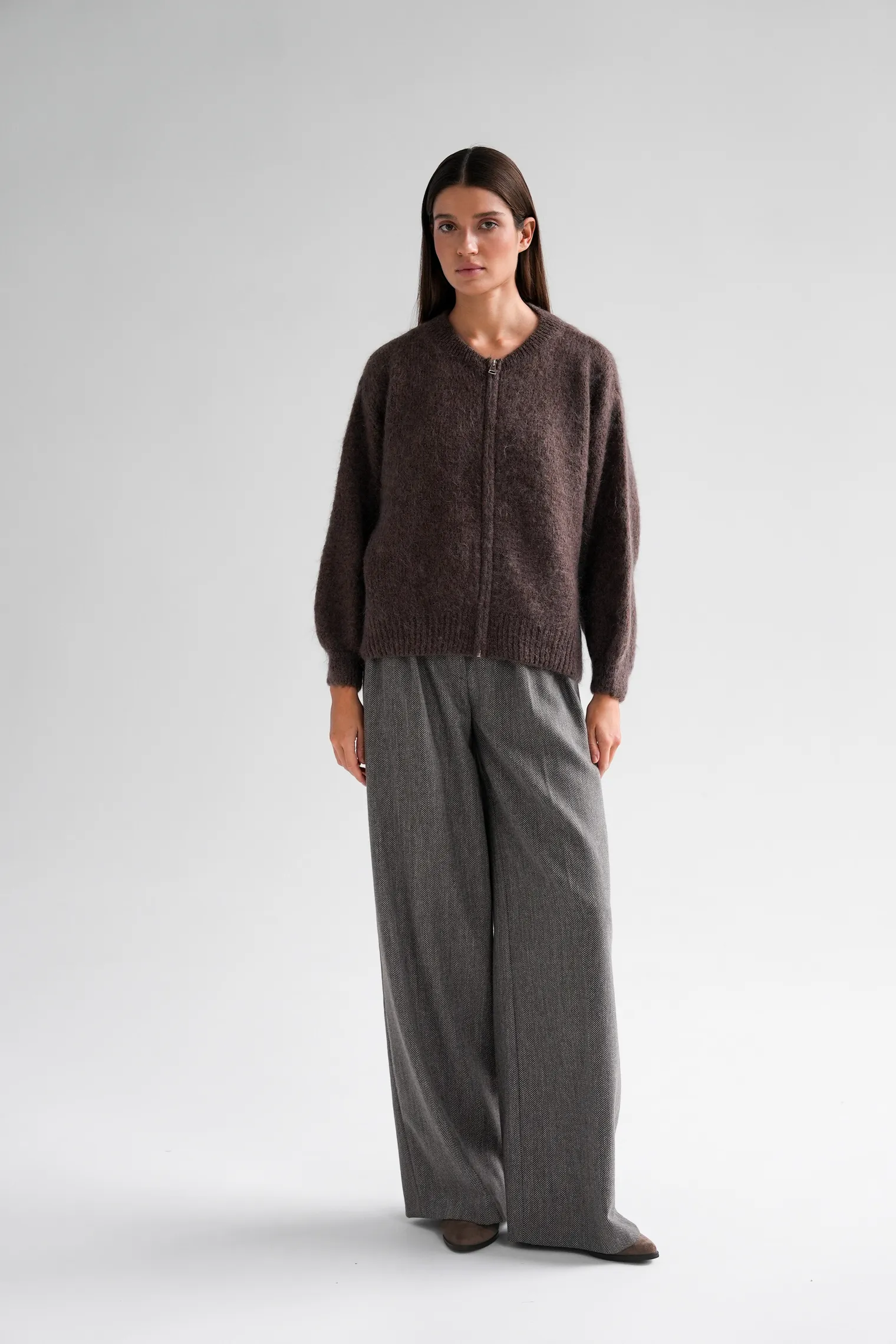 Кардиган крупной вязки из мохера на молнии шоколадного цвета фото 7