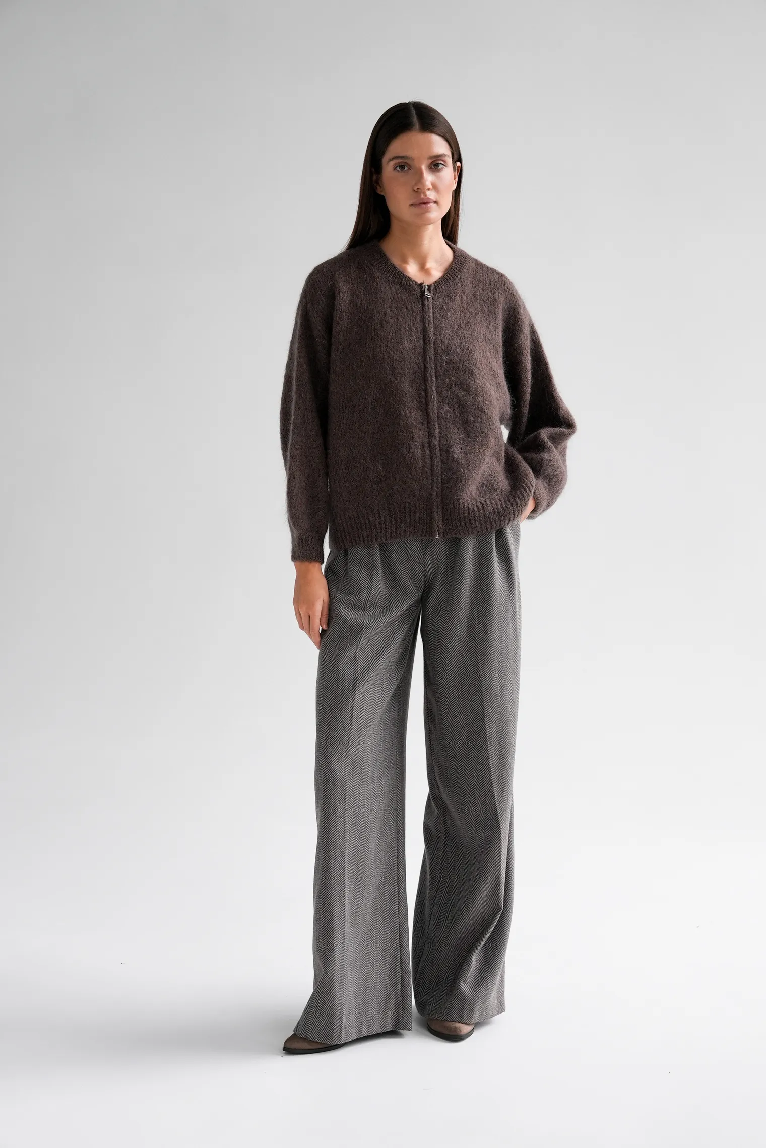 Кардиган крупной вязки из мохера на молнии шоколадного цвета фото 3