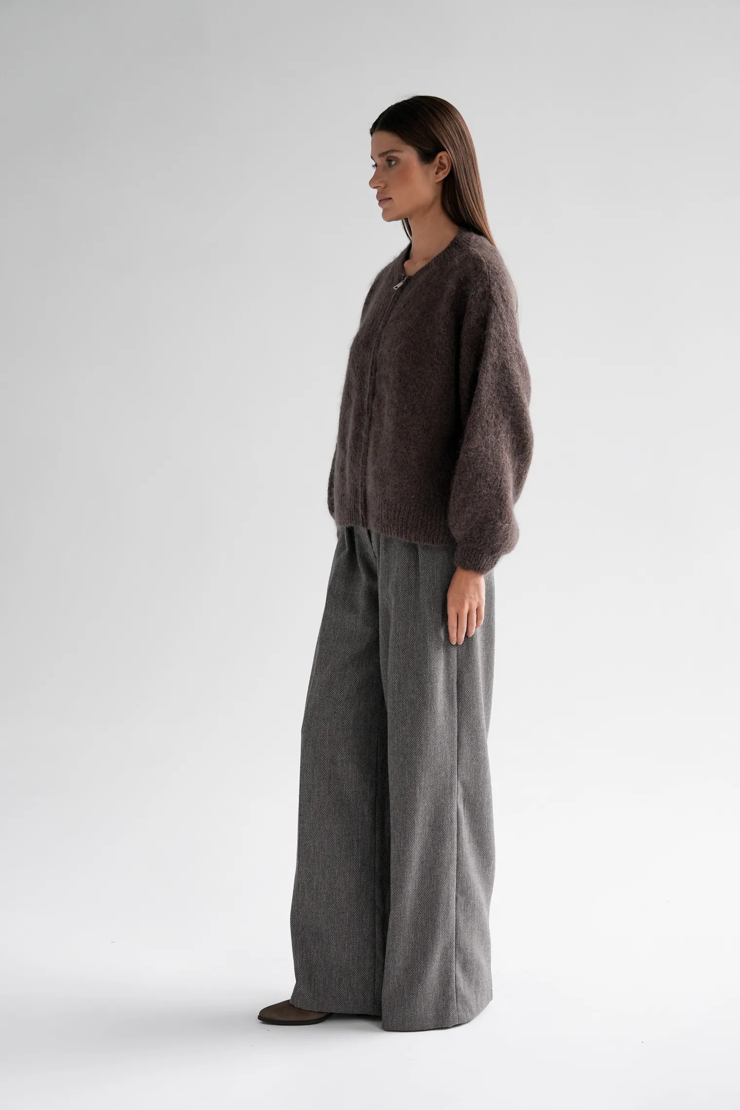 Кардиган крупной вязки из мохера на молнии шоколадного цвета фото 5