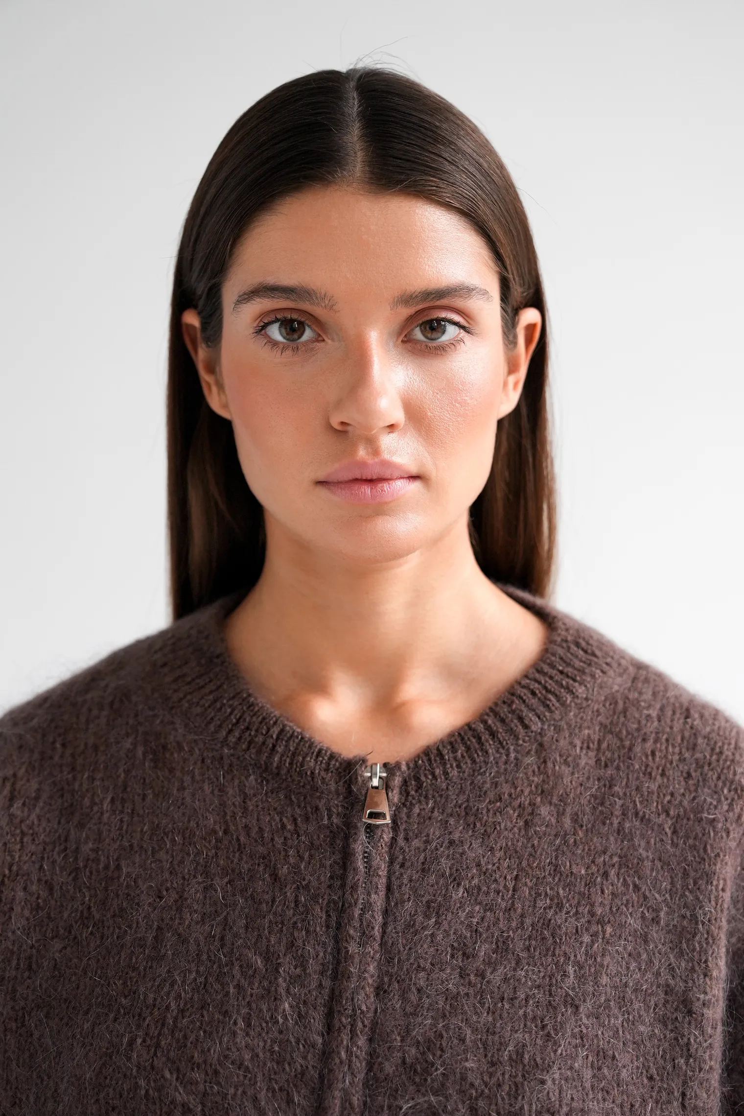 Кардиган крупной вязки из мохера на молнии шоколадного цвета фото 2