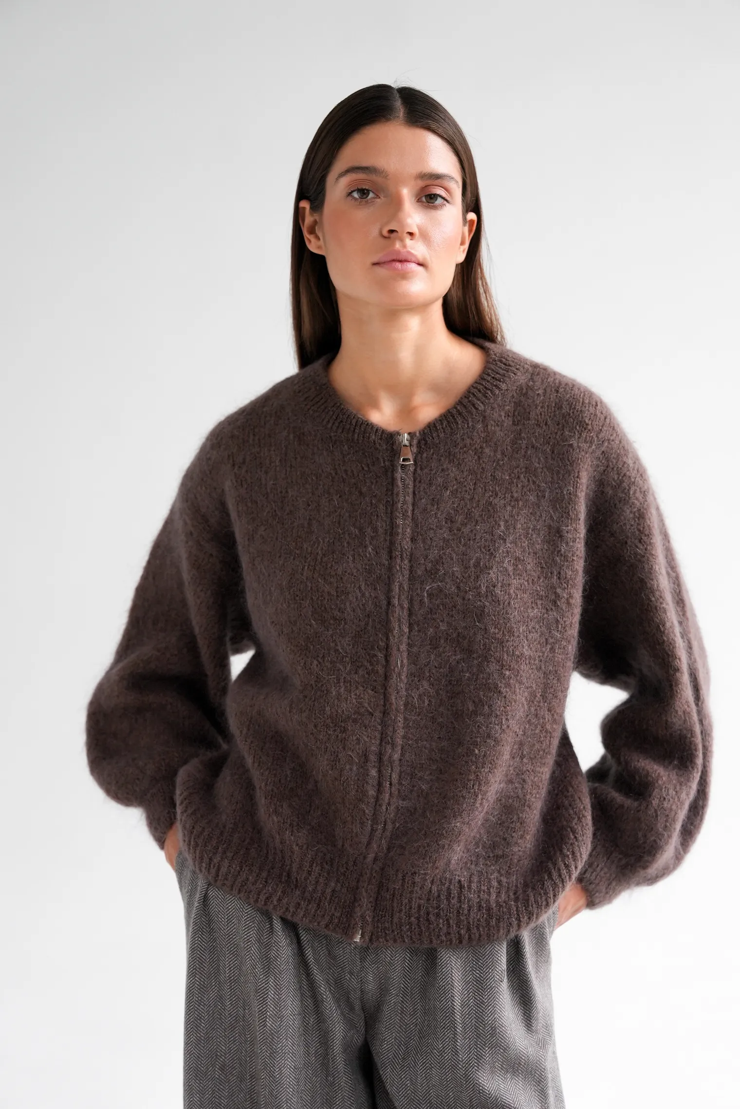 Кардиган крупной вязки из мохера на молнии шоколадного цвета фото 6