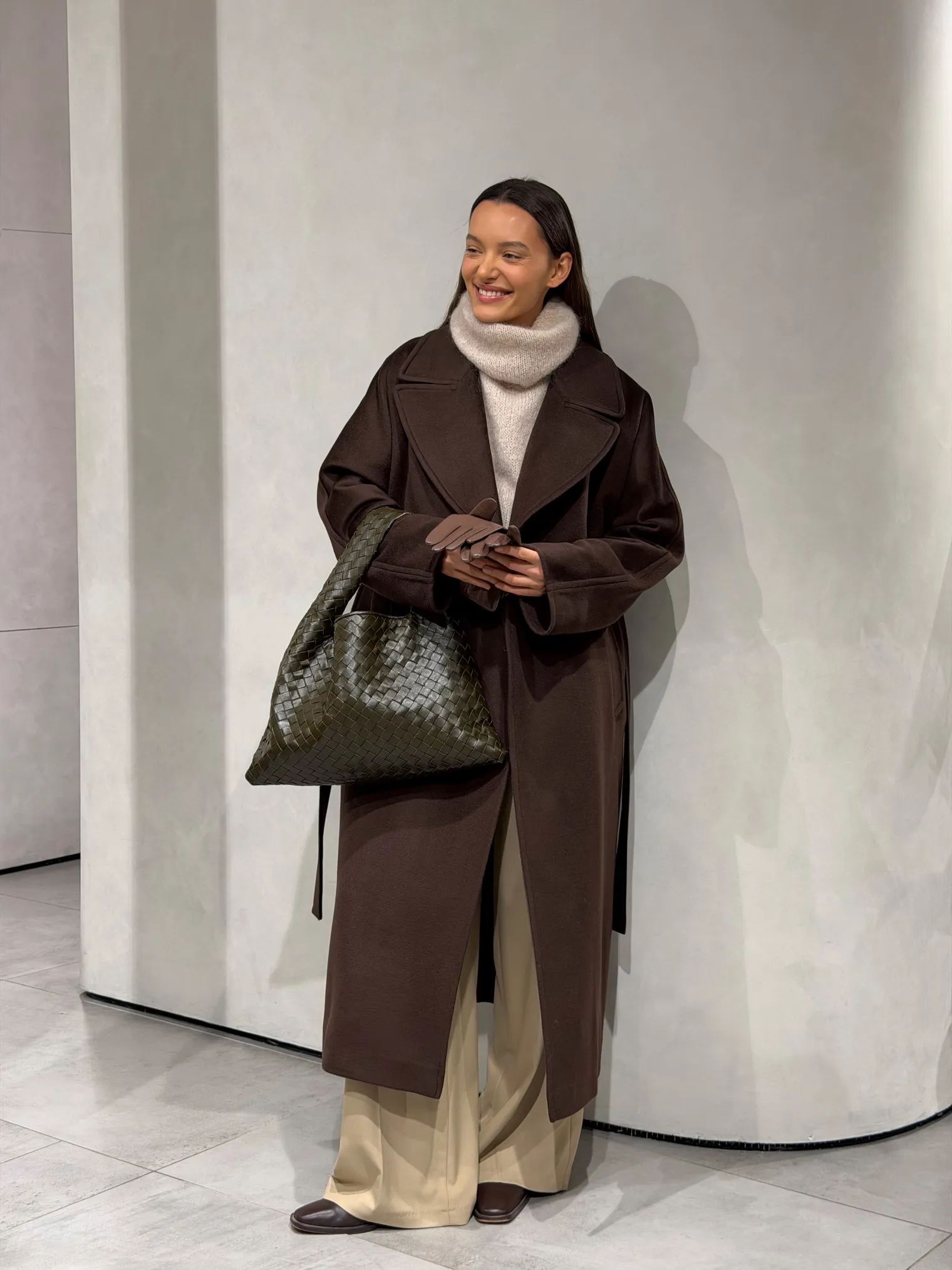 Зимнее пальто-халат с цельнокройным рукавом шоколадного цвета фото 5