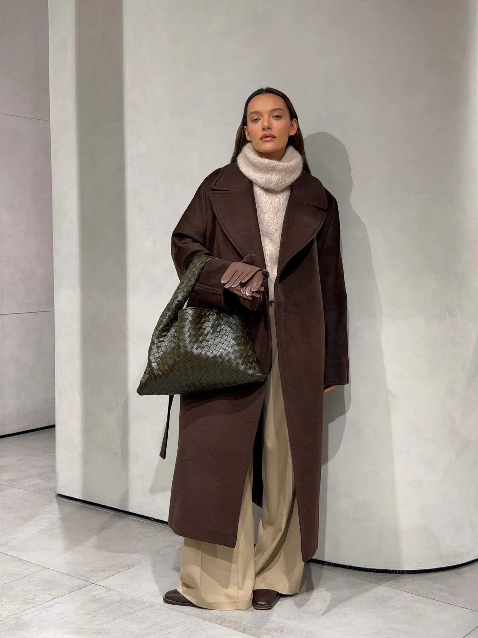 Зимнее пальто-халат с цельнокройным рукавом шоколадного цвета фото 8