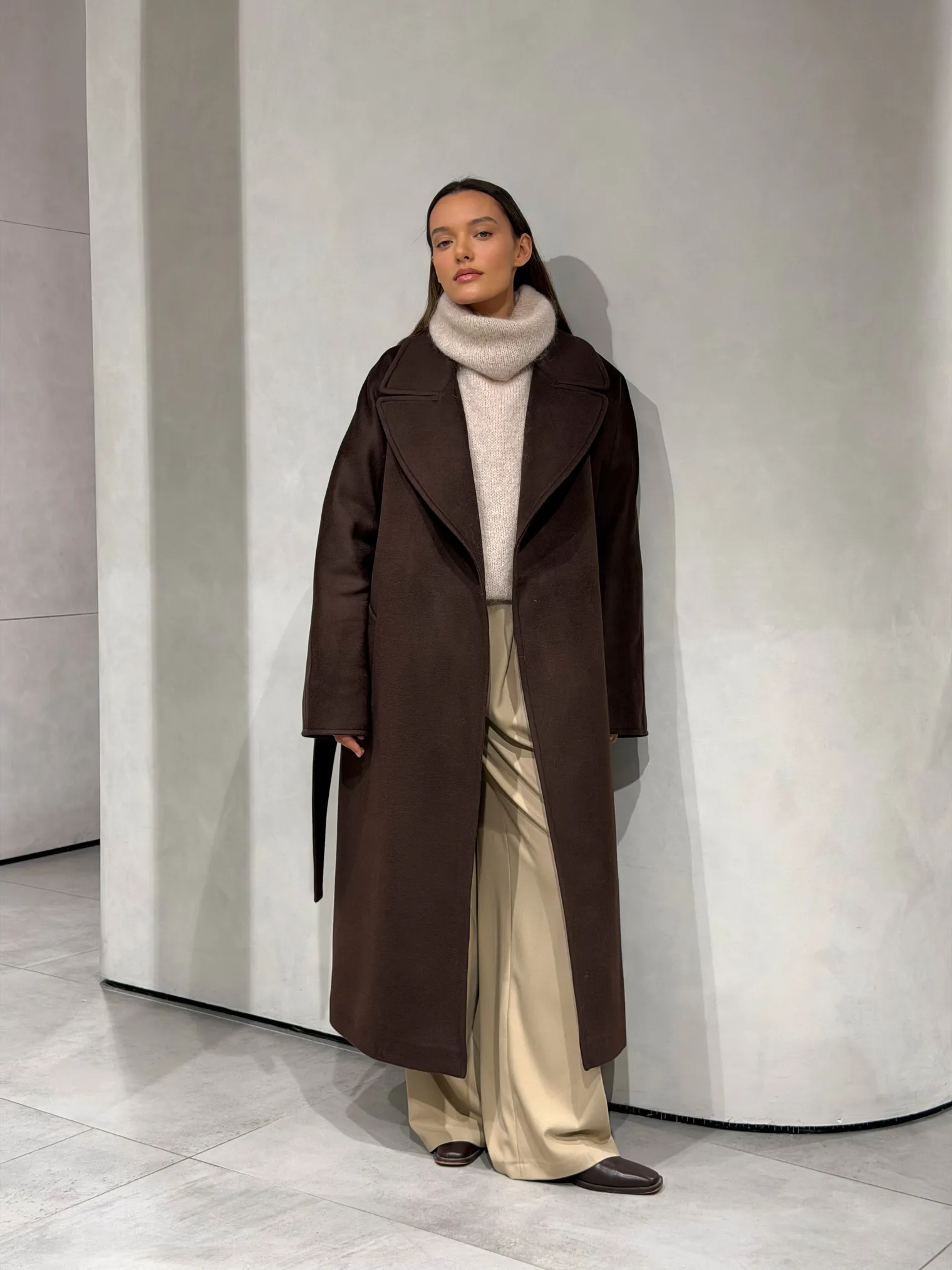 Зимнее пальто-халат с цельнокройным рукавом шоколадного цвета фото 7