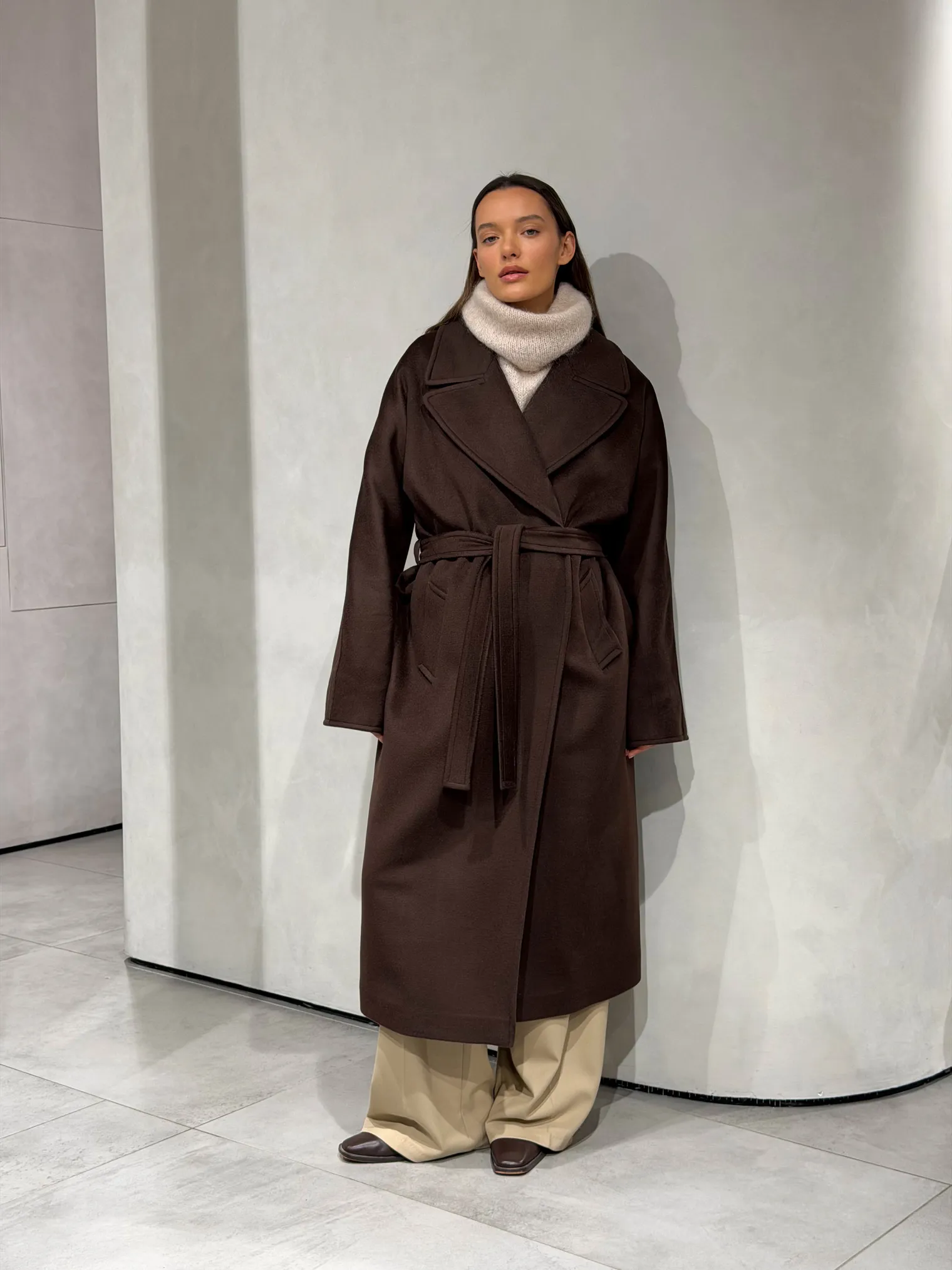 Зимнее пальто-халат с цельнокройным рукавом шоколадного цвета фото 4