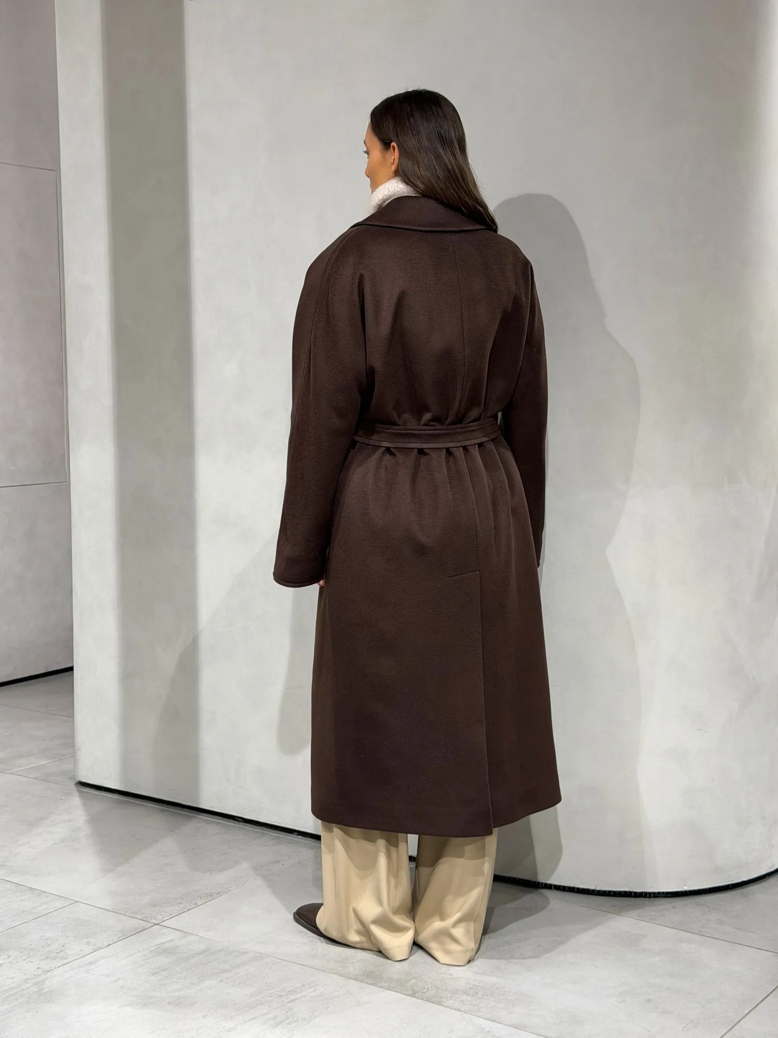 Зимнее пальто-халат с цельнокройным рукавом шоколадного цвета фото 6