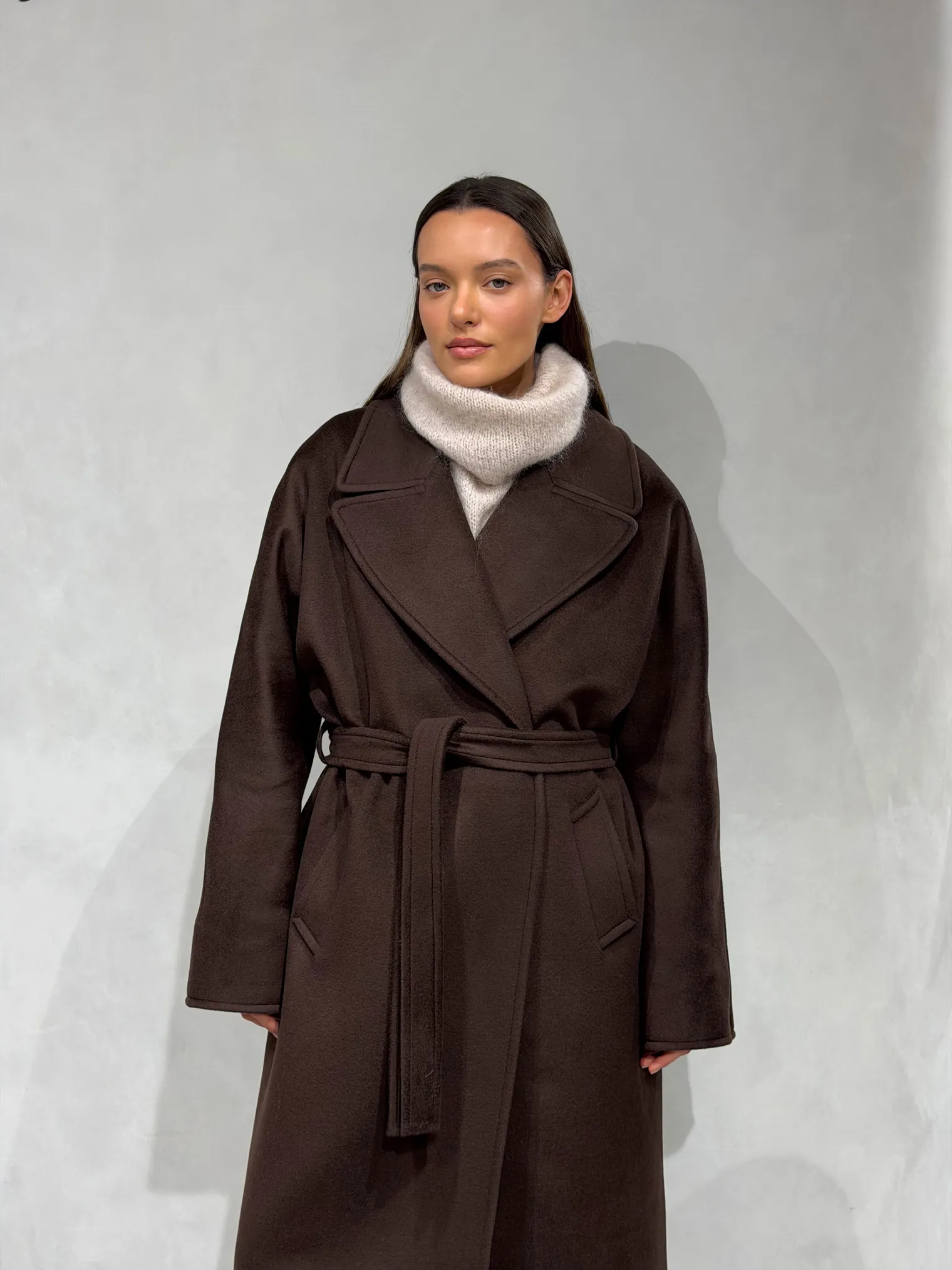 Зимнее пальто-халат с цельнокройным рукавом шоколадного цвета фото 2