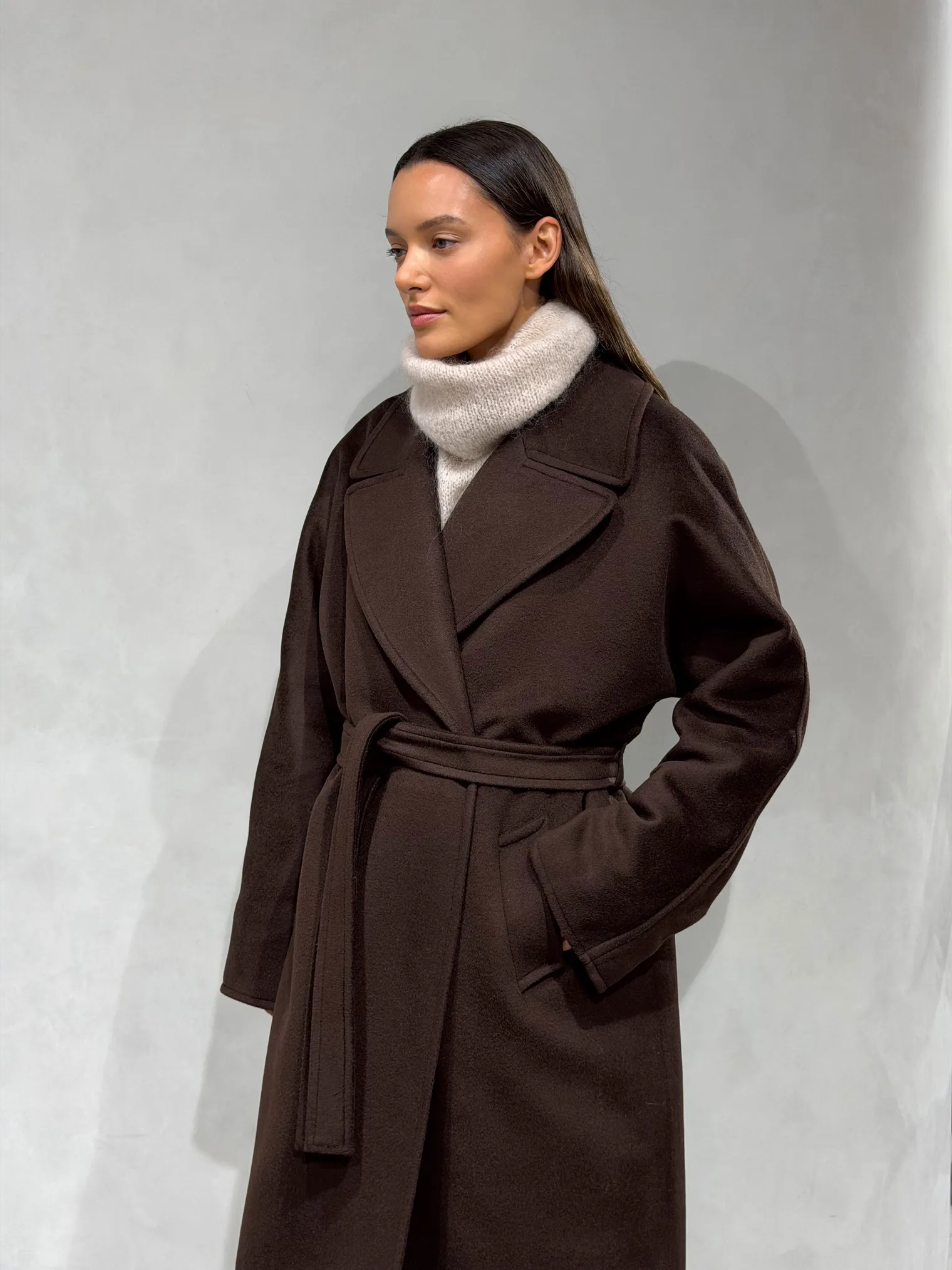 Зимнее пальто-халат с цельнокройным рукавом шоколадного цвета фото 9